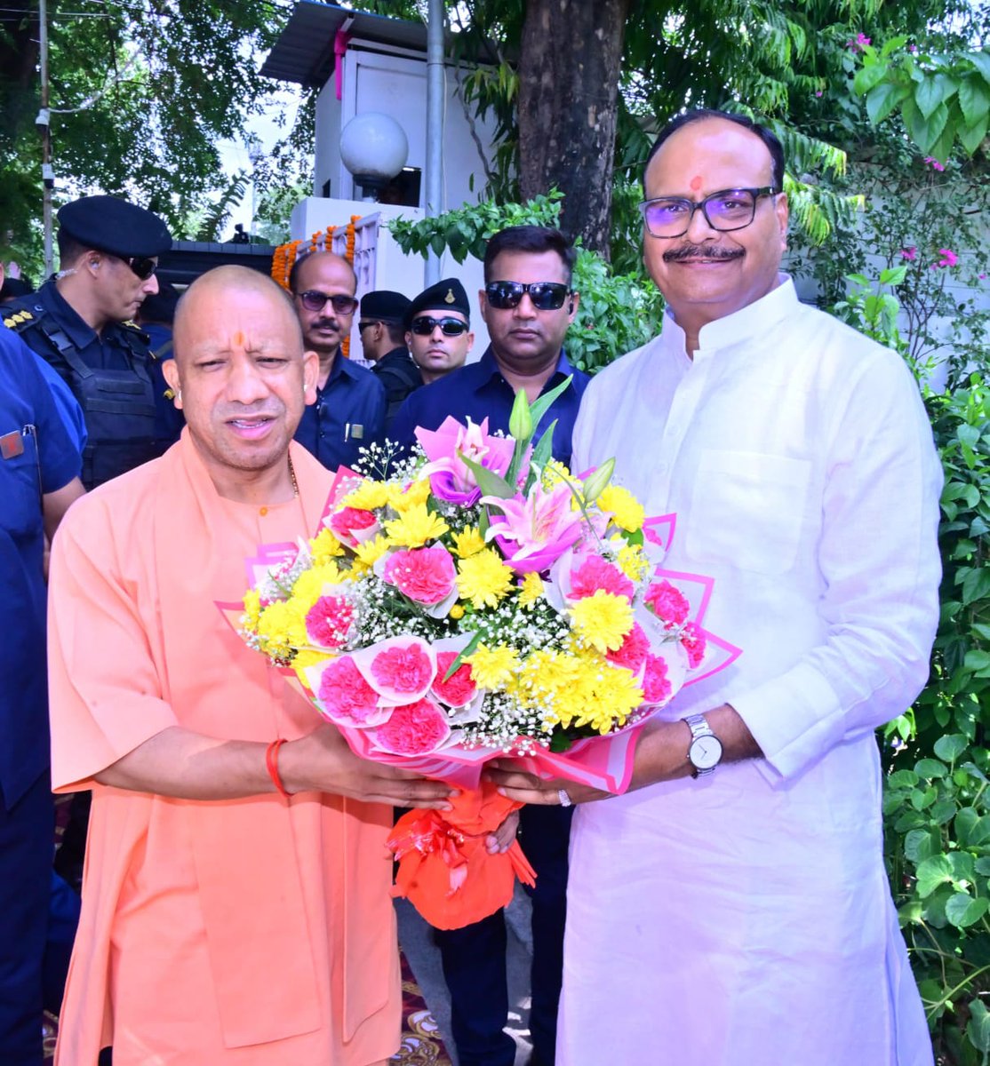 brajeshpathakup's tweet photo. आज आवास पर यशस्वी मा० मुख्यमंत्री श्री योगी आदित्यनाथ जी का सपत्नीक आत्मीयतापूर्ण स्वागत करते हुए। 

@myogiadityanath https://t.co/0CNHrDd5Wb