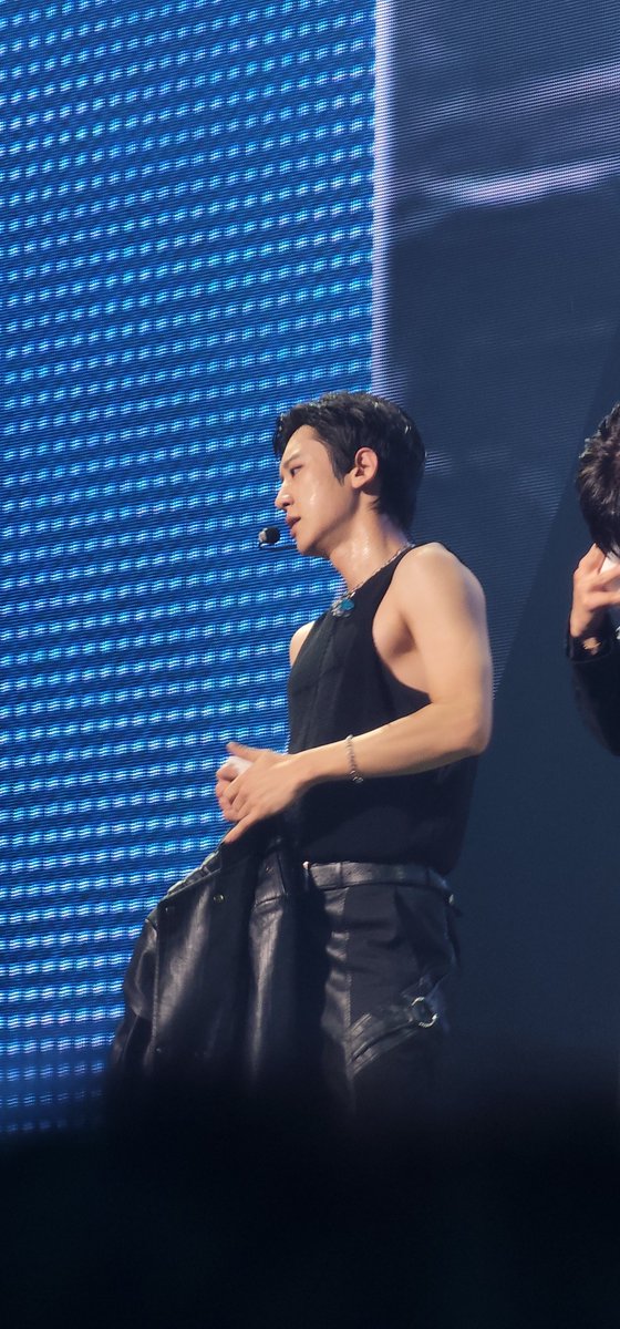 oshcuddles's tweet photo. CHANYEOL I'M SO SPEECHLESS LOOK AT HIM 🫠 https://t.co/26k4iCx7WF