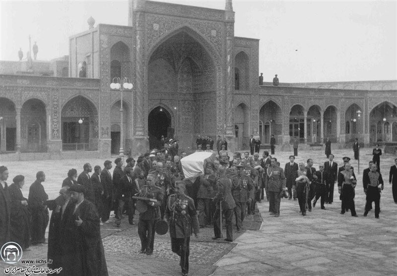 zakhmeseda's tweet photo. @sinavaliollah راس گفتی که به جمعیت میلیونی شاه عزیزتون نمیرسه https://t.co/5jrh5EZQx6