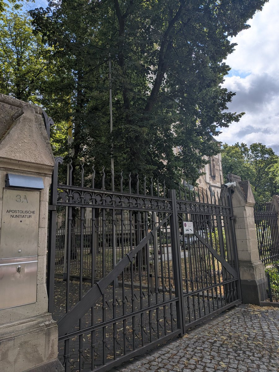 HiszpanInk's tweet photo. A jeden z kościołów w Berlinie gdzie jest msza w j. polskim jest akurat obok Nuncjatury Apostolskiej https://t.co/Ce3SHCaqci