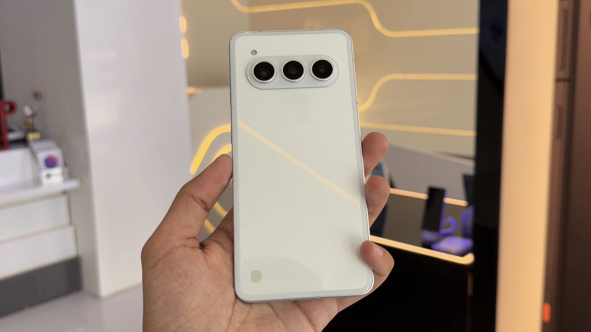 techdroider's tweet photo. This is Daria bond II, the latest flagship from UAE-based brand Daria. I recently visited the Daria showroom in Dubai to experience the brand firsthand, and the unboxing definitely left a great first impression.

Inside the box, you get the phone itself, a protective case, a tempered glass screen protector, a SIM ejector tool, a USB-C cable, an OTG adapter, a USB-C to 3.5mm headphone jack adapter, wired earphones (didn't see that coming), a quick start guide, and even a paper wallet card. Wow! It's refreshing to see a flagship includes so many useful accessories right in the box.

The phone itself features an award-winning design, having received both the iF Design Award and the Red Dot Design Award. It comes in two exciting colors, runs Android 16 and front has ultra-slim bezels... Definitely an exciting Smartphone.