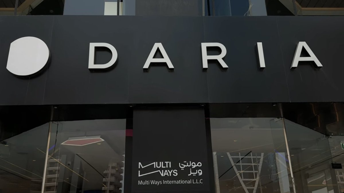 techdroider's tweet photo. This is Daria bond II, the latest flagship from UAE-based brand Daria. I recently visited the Daria showroom in Dubai to experience the brand firsthand, and the unboxing definitely left a great first impression.

Inside the box, you get the phone itself, a protective case, a tempered glass screen protector, a SIM ejector tool, a USB-C cable, an OTG adapter, a USB-C to 3.5mm headphone jack adapter, wired earphones (didn't see that coming), a quick start guide, and even a paper wallet card. Wow! It's refreshing to see a flagship includes so many useful accessories right in the box.

The phone itself features an award-winning design, having received both the iF Design Award and the Red Dot Design Award. It comes in two exciting colors, runs Android 16 and front has ultra-slim bezels... Definitely an exciting Smartphone.