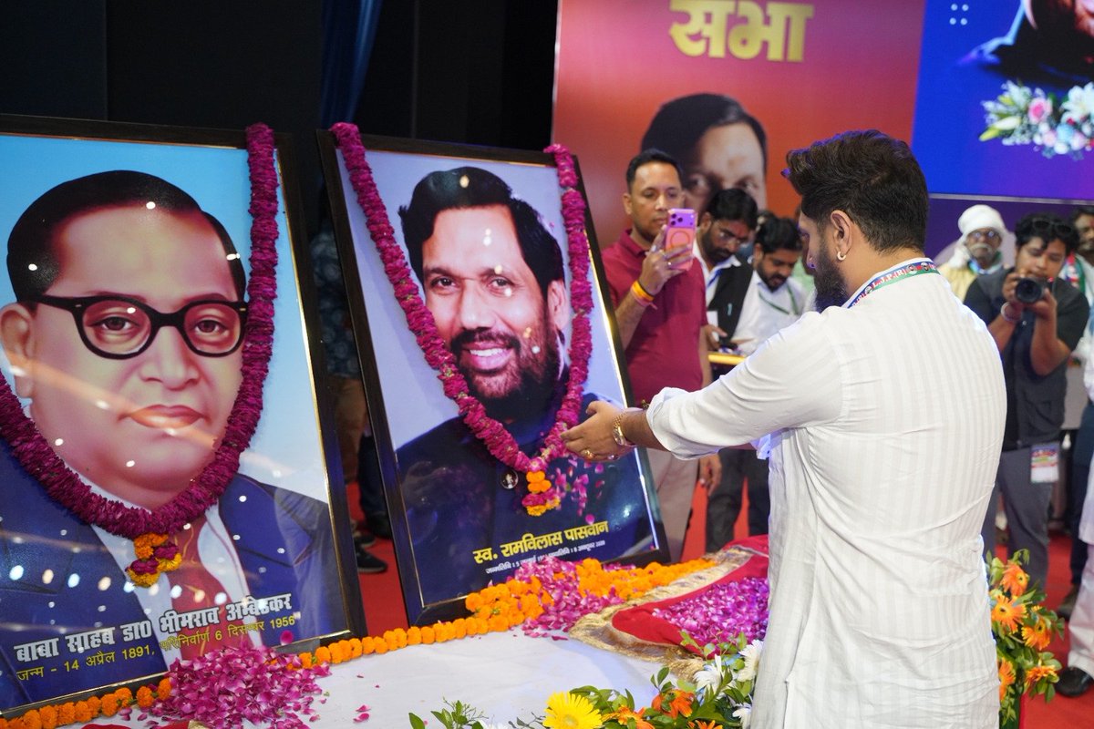 iChiragPaswan's tweet photo. आज उत्तर प्रदेश के लखनऊ में मेरे नेता - मेरे पिता, पार्टी के संस्थापक, पद्म भूषण श्रद्धेय रामविलास पासवान जी की जयंती महोत्सव के पावन अवसर पर उनकी तैलीय चित्र एवं भारत- रत्न बाबा साहब भीम राव अम्बेडकर जी की तस्वीर पर पुष्पांजलि अर्पित कर आशीर्वाद लिया।

#राजनीति_के_महानायक
#RajneetiKeMahanayak #RamVilasPaswanJayanti2026
#NavSankalp