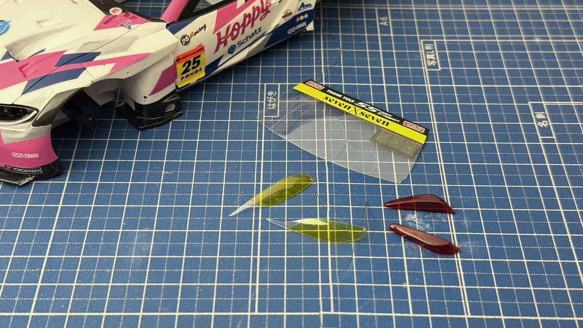 FALCONLABO_2025's tweet photo. ガラスレンズ類はエンビをバキュームフォームして切り出し。
ドア開口部が少し黄ばんでいるのは、ここがフレーム鉄部で毎年剥がすラッピングでは無く、長年の排気で焼け色が取りきれないのを再現。 https://t.co/tP4abS80AH