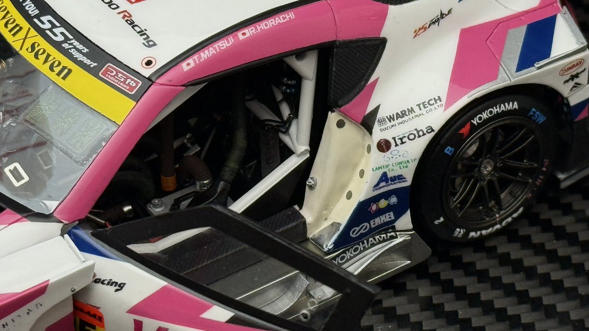 FALCONLABO_2025's tweet photo. ガラスレンズ類はエンビをバキュームフォームして切り出し。
ドア開口部が少し黄ばんでいるのは、ここがフレーム鉄部で毎年剥がすラッピングでは無く、長年の排気で焼け色が取りきれないのを再現。 https://t.co/tP4abS80AH