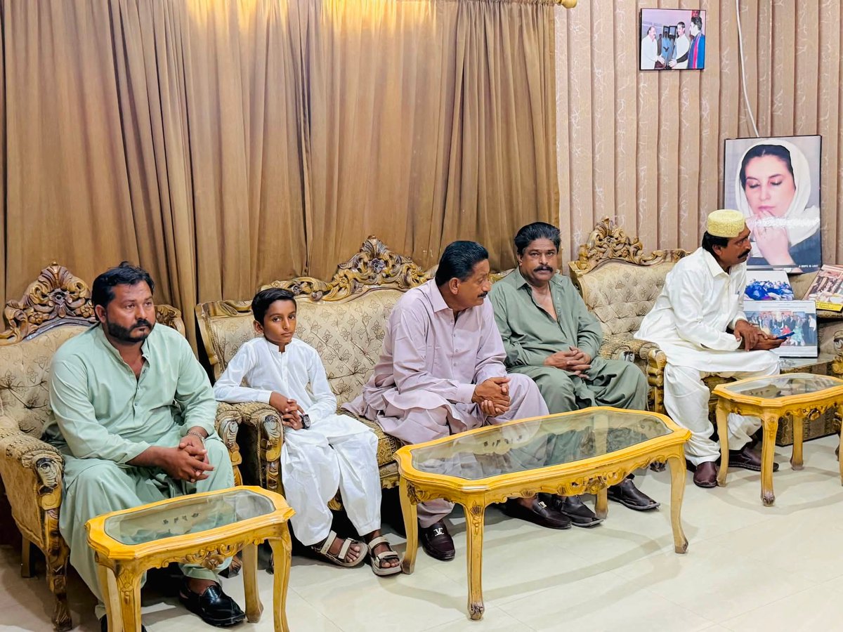 fzbhutto's tweet photo. Listening to the people, serving with commitment. PPP MPA @drsikandarshoro is meeting the people of his constituency at #ShoroHouseKotri, hearing their concerns and working for practical solutions. #PPPservingPeople https://t.co/b58gTIU64v