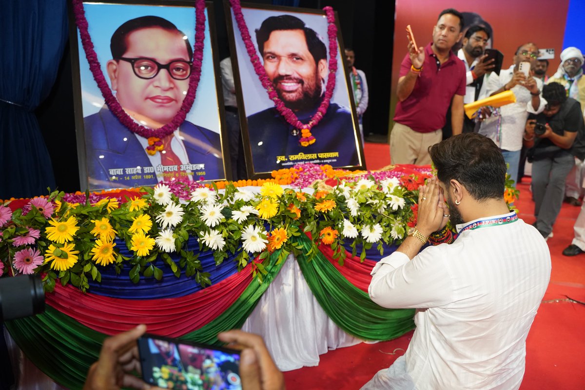 iChiragPaswan's tweet photo. आज उत्तर प्रदेश के लखनऊ में मेरे नेता - मेरे पिता, पार्टी के संस्थापक, पद्म भूषण श्रद्धेय रामविलास पासवान जी की जयंती महोत्सव के पावन अवसर पर उनकी तैलीय चित्र एवं भारत- रत्न बाबा साहब भीम राव अम्बेडकर जी की तस्वीर पर पुष्पांजलि अर्पित कर आशीर्वाद लिया।

#राजनीति_के_महानायक
#RajneetiKeMahanayak #RamVilasPaswanJayanti2026
#NavSankalp