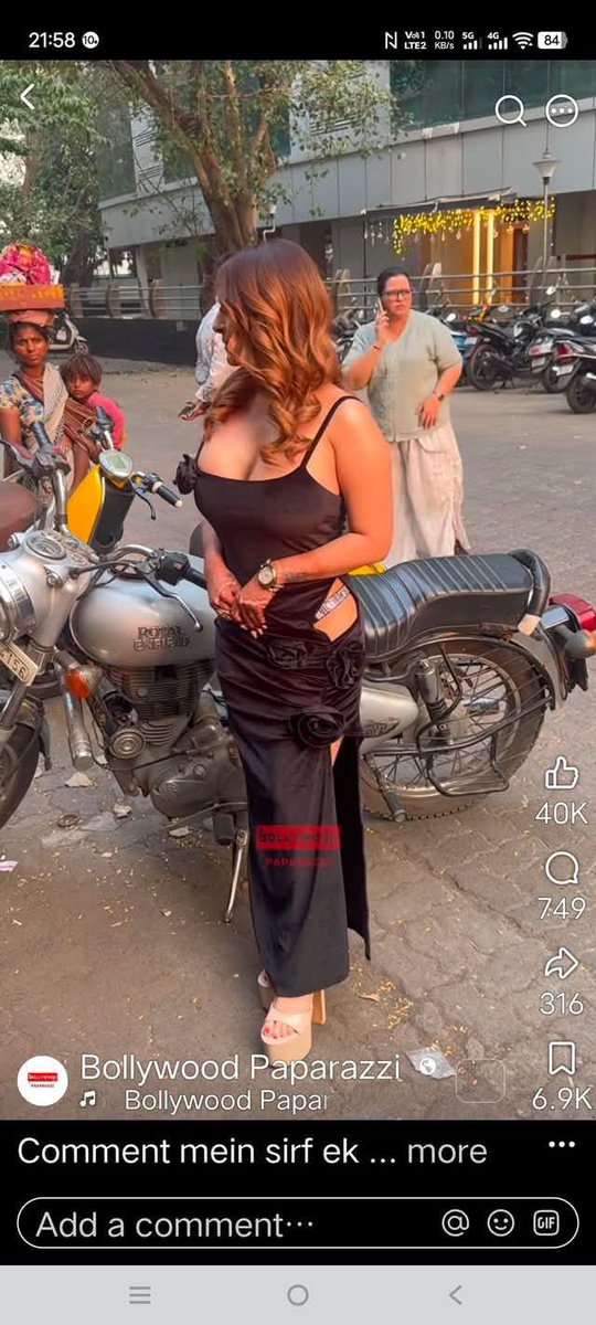 Lovely92698976's tweet photo. एक ही फोटो में दो तरह के भारत है,, अब आप बताइए  गरीब कौन है,, ? 🤔🤔🤔 https://t.co/ybgj5kLc08