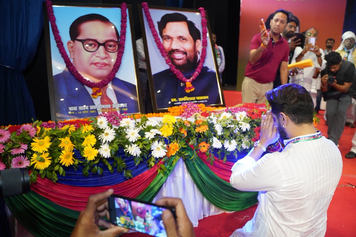 iChiragPaswan's tweet photo. आज उत्तर प्रदेश के लखनऊ में मेरे नेता - मेरे पिता, पार्टी के संस्थापक, पद्म भूषण श्रद्धेय रामविलास पासवान जी की जयंती महोत्सव के पावन अवसर पर उनकी तैलीय चित्र एवं भारत- रत्न बाबा साहब भीम राव अम्बेडकर जी की तस्वीर पर पुष्पांजलि अर्पित कर आशीर्वाद लिया।

#राजनीति_के_महानायक
#RajneetiKeMahanayak #RamVilasPaswanJayanti2026
#NavSankalp
