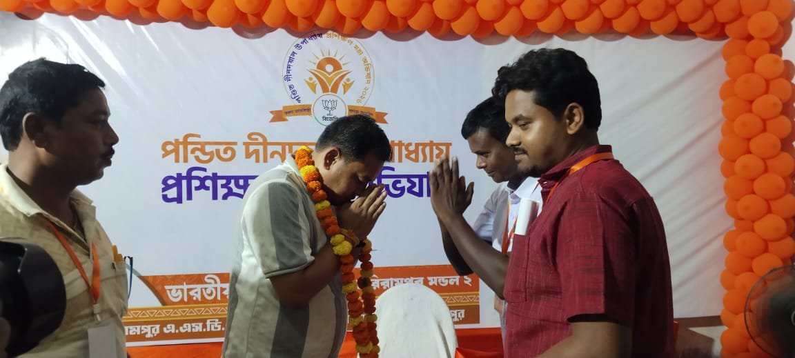 TapasChandraRoy's tweet photo. পণ্ডিত দীনদয়াল উপাধ্যায় প্রশিক্ষণ মহা অভিযান–২০২৬

আজ দক্ষিণ দিনাজপুর জেলার হরিরামপুর মণ্ডল–২-এর হরিরামপুর এ.এস.ডি.এম. হাই স্কুলে আয়োজিত 'পণ্ডিত দীনদয়াল উপাধ্যায় প্রশিক্ষণ মহা অভিযান–২০২৬' কর্মসূচিতে উপস্থিত থাকার সৌভাগ্য হলো।

ভারত মাতা কি জয়। 🇮🇳 https://t.co/LKntARPTkK