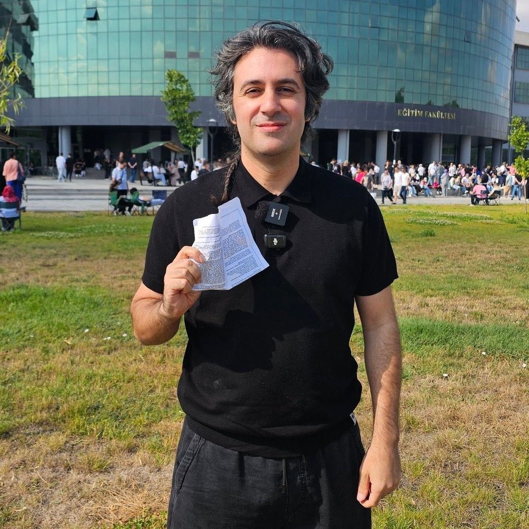 ajansmuhbir1923's tweet photo. Prof. Dr. Behçet Yalın Özkara, biri Marmara Üniversitesi Makine Mühendisliği, diğeri Ankara Üniversitesi İşletme mezunu olarak hazırlanan iki sahte özgeçmişle 309 iş başvurusu yaptı.

Her iki CV’de de 2 staj deneyimi ve B1 seviyesinde İngilizce bilgisi yer alıyordu.

309 başvurunun sonucunda gelen geri dönüş sayısı: 0.