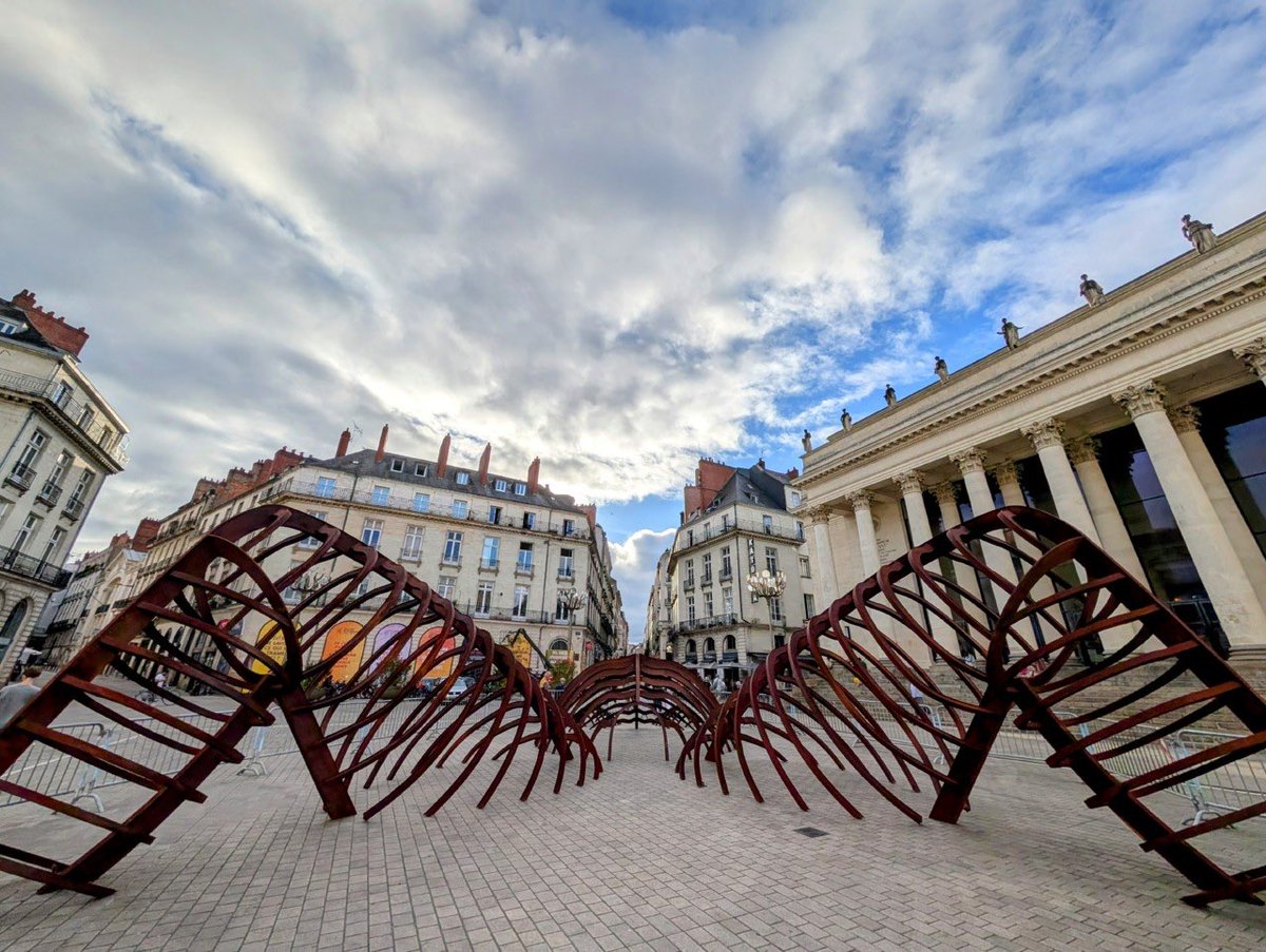 NicolasQuiPaie's tweet photo. 💸 1 JOUR, 1 GABEGIE

JOUR 13

💰 23 716 225 € 💰

C’est le montant prévisionnel inscrit en 2026 par Nantes Métropole pour la SPL Le Voyage à Nantes.

Parmi leurs événements : Le Voyage à Nantes et Le Voyage en Hiver.

Pendant que les enfants de Nicolas n'ont toujours pas de clim à l'école, la métropole lui facture des poteaux en bouse de vache séchée, reliés par un trait vert peint au sol à des carcasses de voiture, et appelle ça une expérience culturelle.

En prime, toute contradiction de sa part sera qualifiée de Nantes-Bashing.

Bonus : la SPL a aussi traîné une affaire de marchés publics autour du Carrousel des mondes marins, avec mise en examen de son ancien patron pour favoritisme et prise illégale d’intérêts.

À Nantes, l’éléphant n’est pas le seul à arroser tout le monde.

ON COUPE ✂️ ?