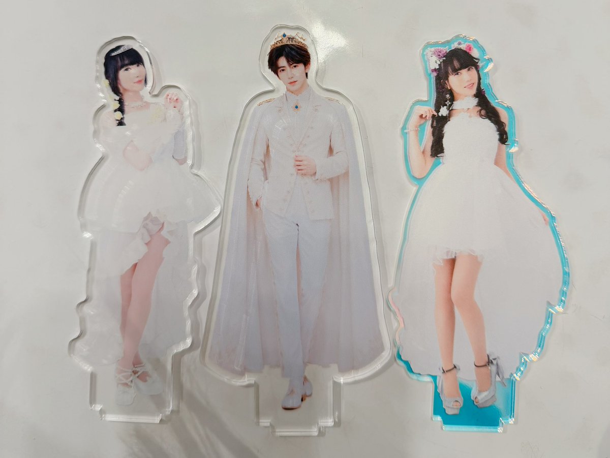 eightOprince's tweet photo. おい、おめぇら！アクスタ出したこと発表したけどよ、それだけだと思うか？
侮るんじゃねーし👊🏻！！世界に1つしかねぇ嫁専用の6周年衣装のアクスタも作ったっしょ！！見ろよ！ちょー喜んでるし～✌🏻

嫁もてぇてぇな白衣装のアクスタあっからよ、ファンからぶん取って撮ったし～！両手に花っしょ！！ https://t.co/hxvOTc4Uei