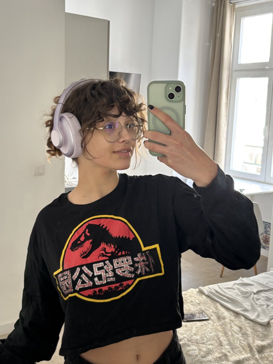 Emilyxdeann's tweet photo. Is it still attractive with that hair? Or shave it? https://t.co/Tlio0edJ1Y