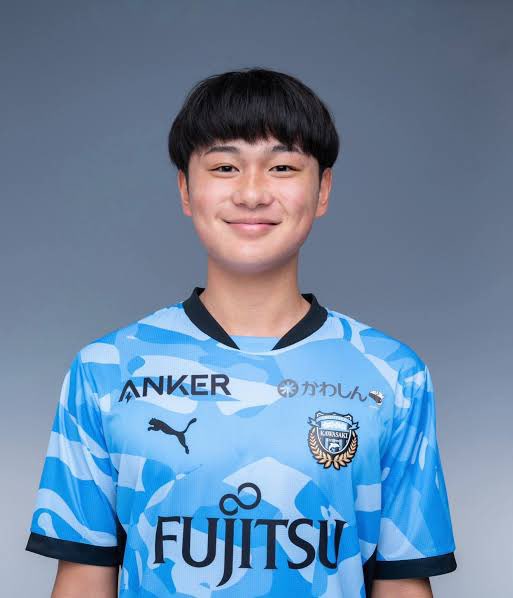 jack2pyra's tweet photo. Asuto Fujita vient de signer son premier contrat professionnel avec le Kawasaki Frontale. Honnêtement, je suis presque surpris que cela n’ait pas eu lieu plus tôt tant il s’était mis en valeur lors de la Coupe du monde U-17 l’an dernier.

Défenseur central doté d’un excellent sens de l’anticipation et d’un vrai leadership, il était le véritable patron de la défense japonaise. C’était lui qui assurait les couvertures derrière Udenba et Simon Yu Mendy, deux autres défenseurs très prometteurs, leur permettant d’être plus agressifs dans leurs interventions.

Je suis maintenant curieux de voir comment Kawasaki va gérer son intégration au groupe professionnel. Le club a récemment opté pour des prêts au Fukushima United afin qu’ils accumulent du temps de jeu, et je pense que cette option serait très pertinente pour Fujita. Malgré toutes ses qualités, il reste un défenseur au gabarit relativement modeste pour le poste et aura probablement besoin d’un temps d’adaptation au niveau professionnel. Un prêt lui permettrait de gagner en expérience tout en poursuivant son développement dans de bonnes conditions.
#frontale #川崎フロンターレ 
#高円宮杯u18 #藤田明日翔