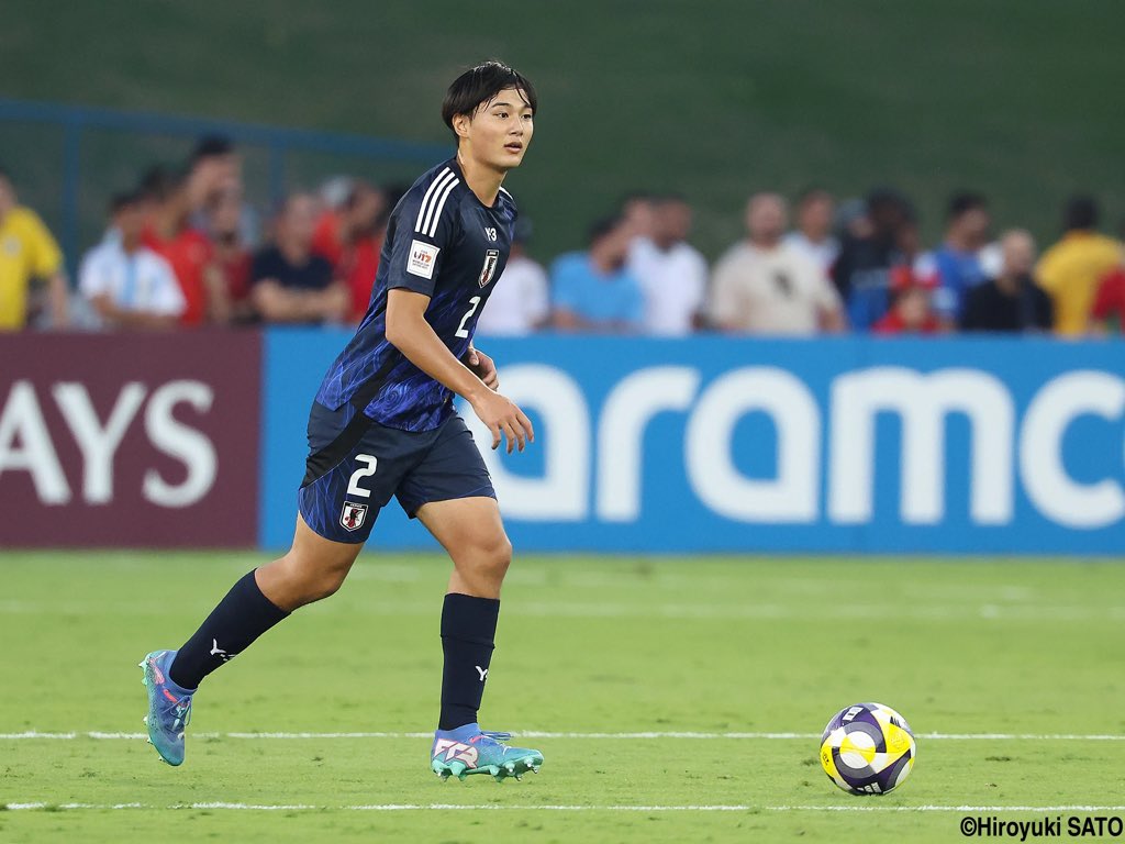 jack2pyra's tweet photo. Asuto Fujita vient de signer son premier contrat professionnel avec le Kawasaki Frontale. Honnêtement, je suis presque surpris que cela n’ait pas eu lieu plus tôt tant il s’était mis en valeur lors de la Coupe du monde U-17 l’an dernier.

Défenseur central doté d’un excellent sens de l’anticipation et d’un vrai leadership, il était le véritable patron de la défense japonaise. C’était lui qui assurait les couvertures derrière Udenba et Simon Yu Mendy, deux autres défenseurs très prometteurs, leur permettant d’être plus agressifs dans leurs interventions.

Je suis maintenant curieux de voir comment Kawasaki va gérer son intégration au groupe professionnel. Le club a récemment opté pour des prêts au Fukushima United afin qu’ils accumulent du temps de jeu, et je pense que cette option serait très pertinente pour Fujita. Malgré toutes ses qualités, il reste un défenseur au gabarit relativement modeste pour le poste et aura probablement besoin d’un temps d’adaptation au niveau professionnel. Un prêt lui permettrait de gagner en expérience tout en poursuivant son développement dans de bonnes conditions.
#frontale #川崎フロンターレ 
#高円宮杯u18 #藤田明日翔