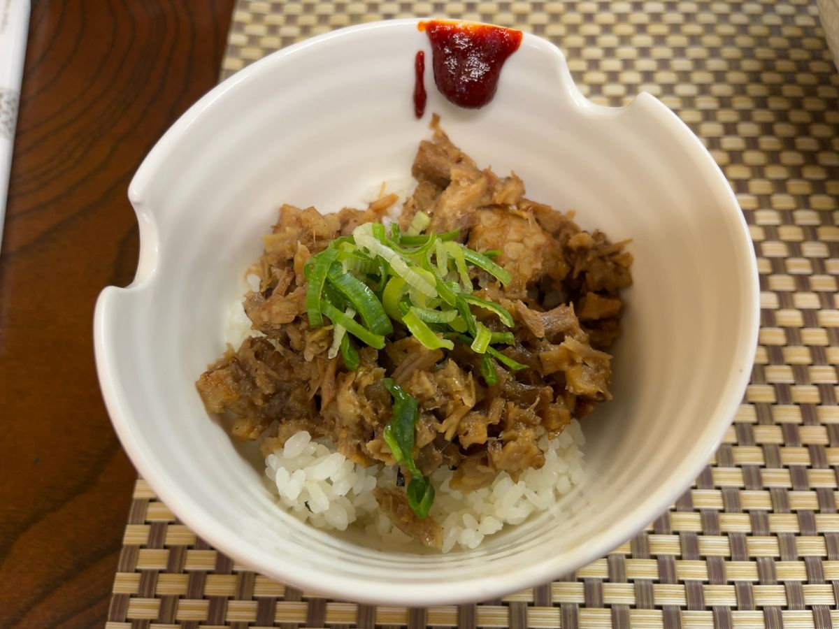 _sakuji's tweet photo. 青竹手打ちらーめん まるはち＠美里で、まるはちらーめん＋ちゃーしゅー丼。どこか薬膳風のスープに青竹打ちの不規則感が楽しいピロピロ麺。初めて頼んだちゃーしゅー丼はほぐし肉がたっぷり乗って200円とコスパ抜群。添えられたコチュジャンがまた合う。 https://t.co/x8MbpcJBx0