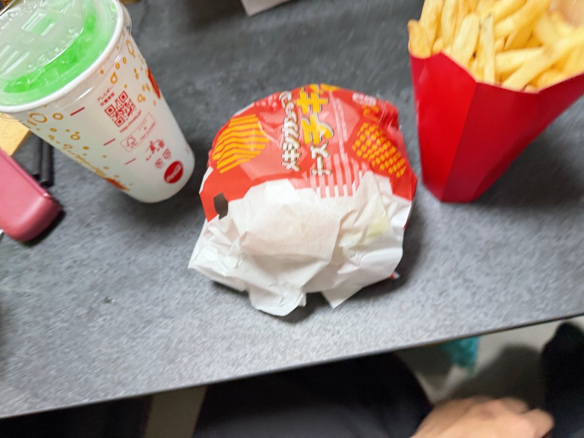 fa40gb5's tweet photo. マック買ったので食べますΨ( 'ч' ☆) https://t.co/c1yPlYcwkr