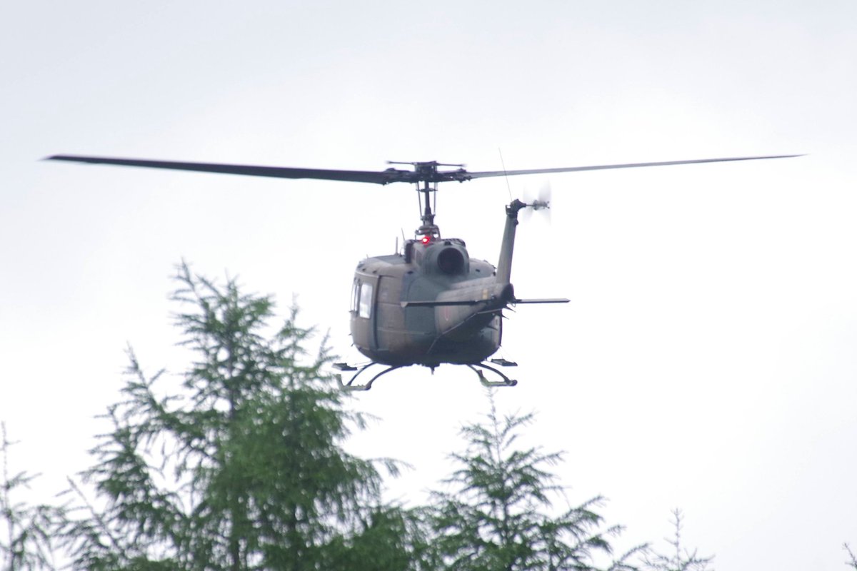 ja01anmmb's tweet photo. 今月初めに美幌駐屯地に飛来したAH-1、OH-1、UH-1の9機による異種機編隊

AH-1とOH-1はそれぞれ2機来て駐屯地周辺をホバリングして、UH-1は数分着陸して離陸後全機で帰ってたから何かの訓練なのかな？ https://t.co/PwxUXWHRTL