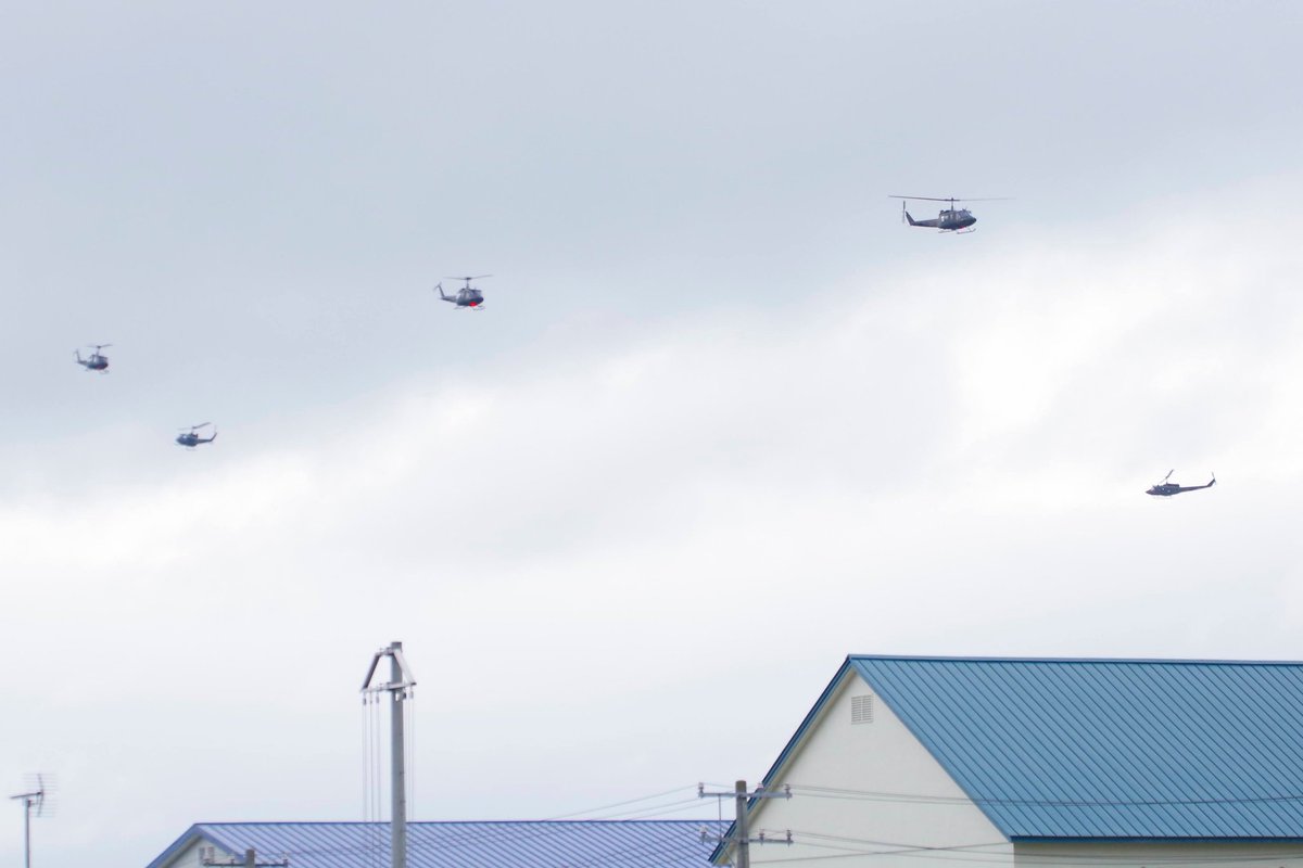 ja01anmmb's tweet photo. 今月初めに美幌駐屯地に飛来したAH-1、OH-1、UH-1の9機による異種機編隊

AH-1とOH-1はそれぞれ2機来て駐屯地周辺をホバリングして、UH-1は数分着陸して離陸後全機で帰ってたから何かの訓練なのかな？ https://t.co/PwxUXWHRTL