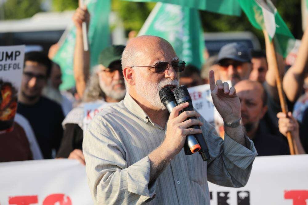 mahfildijital's tweet photo. 🔴 Özgür-Der Başkanı Rıdvan Kaya:

16 yaşındaki Ribat Akkaya, NATO'ya karşı afiş astığı için gözaltına alındı.

İşgüzar savcı tutuklanmasını talep etti, hakim ise adli kontrol şartıyla serbest bıraktı.

Bu nasıl bir ahmaklık ve adaletsizliktir?

Sokakları ifsad edip tuğyanı yaygınlaştıranlara karşı sesi çıkmayan yargının gücü 16 yaşındaki bir çocuğa mı yetiyor?