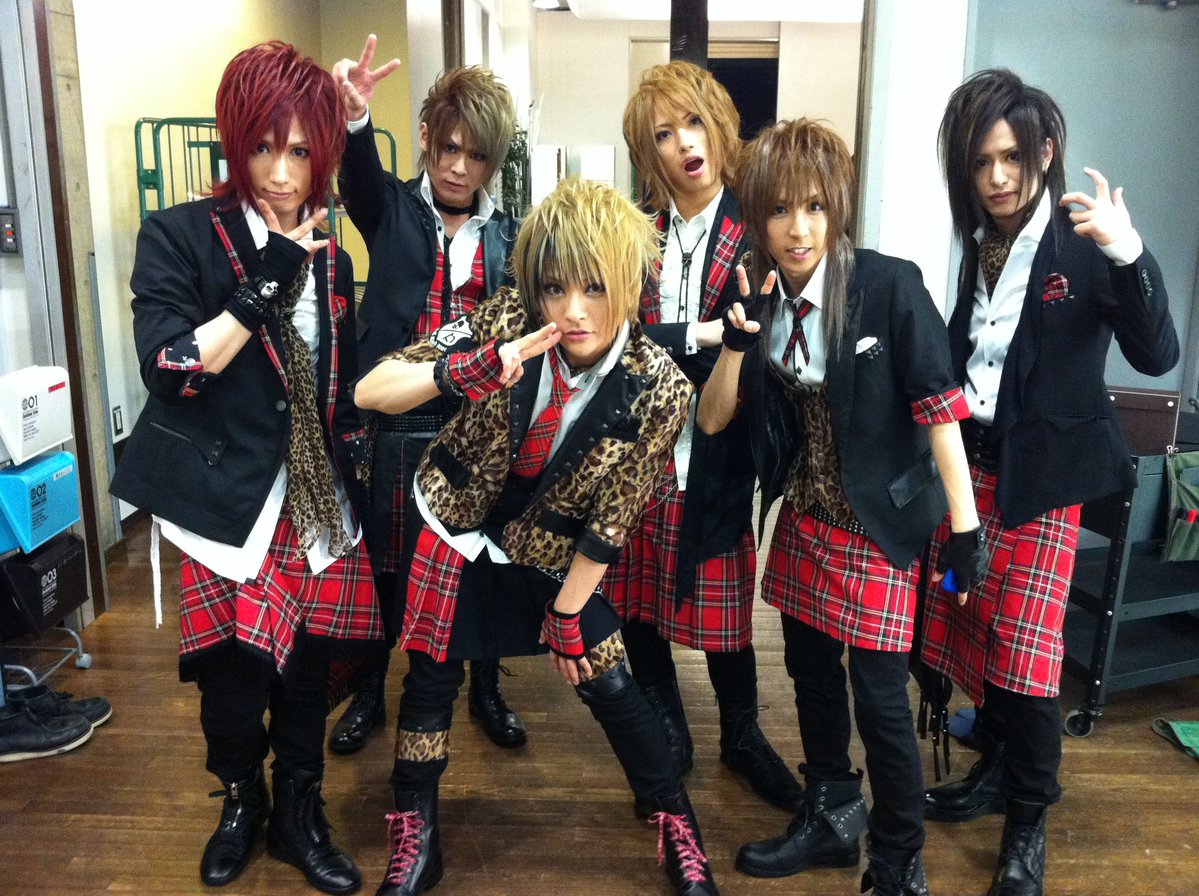HangermanNgaNga's tweet photo. 6人だとこれが一番古いやつ。

宗弥が入ったタイミングだね。

このころのマグは口開けてるの多いね。

あと俺のグラビアみたいなポーズなに。 https://t.co/3CnPdf6Giy