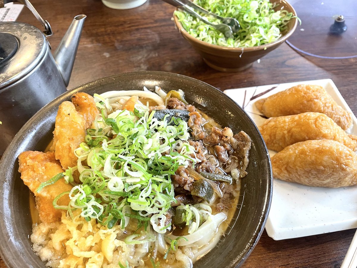 yoshertk's tweet photo. 福岡の民が愛する
“牧のうどん”
肉ごぼう堅めんネギ山盛り❗️
麺がどんどん膨れ上がるぅ（╹◡╹） https://t.co/yXGPxK9s0i