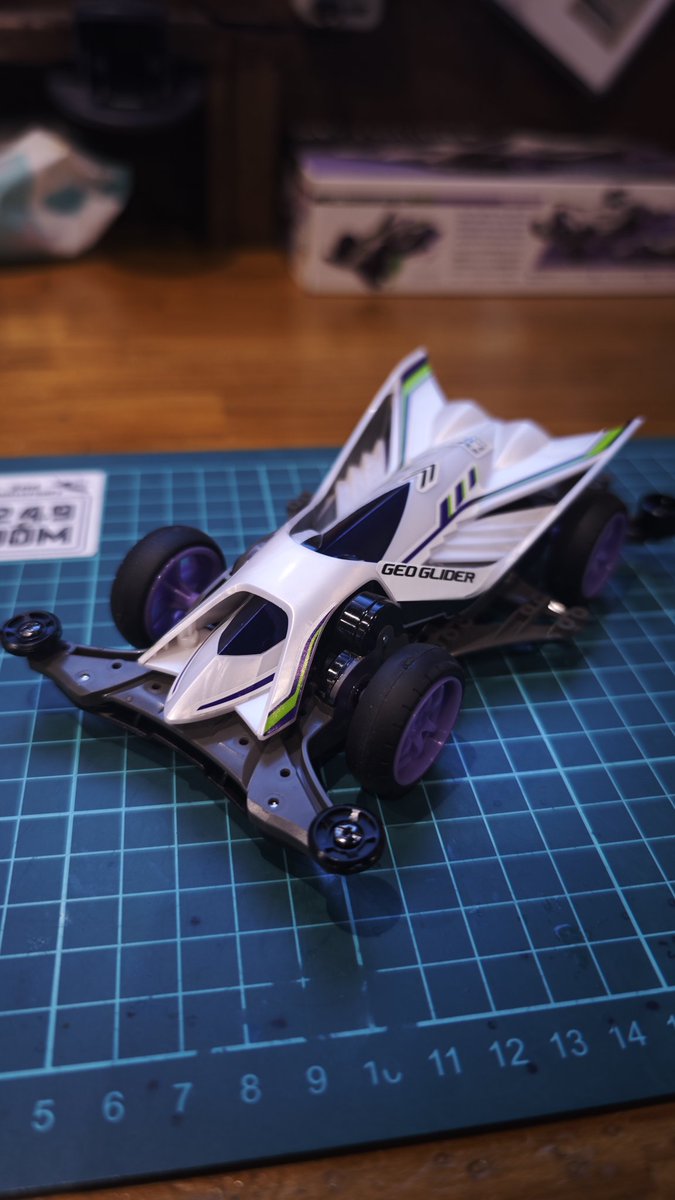 NoPain893's tweet photo. ミニ四駆作ってきたぞ！！
シール貼るのに2時間、作るのに2時間かかったぞ！！
素でもめっちゃかっこいいけど、メタリック塗装とかしたいねぇ！ https://t.co/QzkC6368ZF