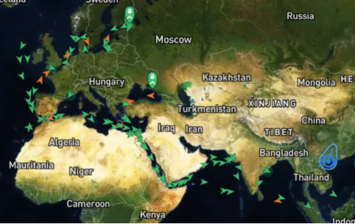 anasalhajji's tweet photo. This is an incredible picture! Russian Urals crude on its way to Asia.  (can you count the number of tankers? Green are loaded, red are empty)

India’s imports of Russian crude hit a record high in June — will we see another record in July?

map form @Kpler https://t.co/JQMuxNGXXx