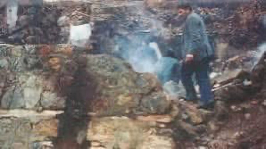mkulunk's tweet photo. Bugün 5 Temmuz…

Başbağlar Katliamı’nın 33. yılında yüreğimizdeki acı hâlâ ilk günkü gibi taze…

5 Temmuz 1993’te, tek suçu bu topraklarda yaşamak olan 33 masum vatandaşımız, PKK ve arkasındaki akıl tarafından gerçekleştirilen saldırıda hunharca katledildi. 

Camiler, evler ve okul ateşe verildi; Başbağlar’ın üzerine çöken duman, aradan geçen 33 yıla rağmen vicdanlarımızdan silinmedi.

Başbağlar, yalnızca bir köyün değil, milletimizin ortak hafızasında derin iz bırakan bir acının adıdır.

Bu acıları unutmadan, kin ve nefretin değil; adaletin, hakikatin ve kardeşliğin hâkim olduğu bir gelecek için çalışmak hepimizin sorumluluğudur. 

Terörün her türlüsüne karşı durmak, masumların hatırasını yaşatmanın en önemli gereğidir.

Şehit edilen 33 vatan evladını rahmet, minnet ve dualarla anıyor; Rabbimizden kendilerine sonsuz rahmet, ailelerine sabır ve aziz milletimize bir daha böyle acılar yaşatmamasını niyaz ediyoruz.

Ruhları şad, mekânları cennet olsun.