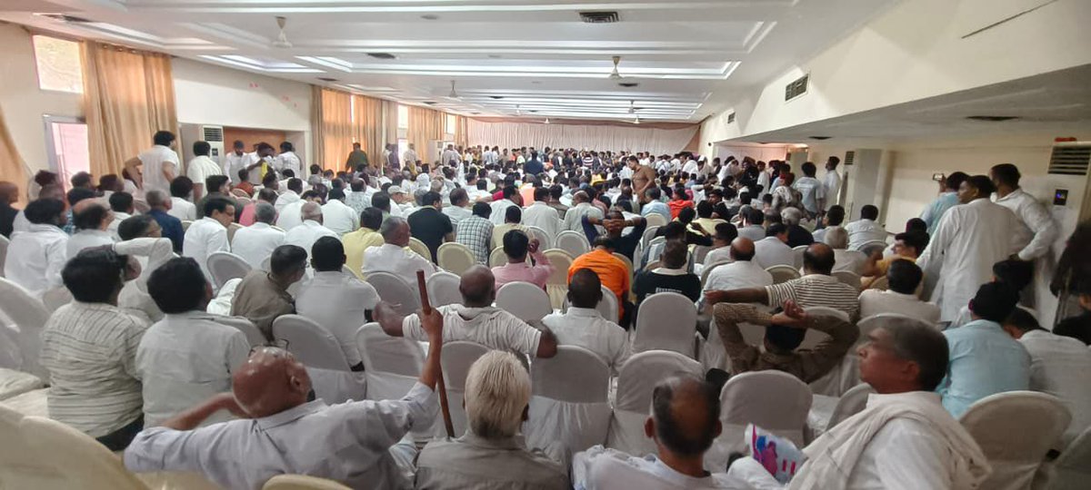 bishnoikuldeep's tweet photo. 1. “कहते हैं कि राजनीति में स्थायी दोस्त नहीं होते। मैं कहता हूँ, एक बार मेरे कार्यकर्ताओं से मिलिए।”

पूरे हिंदुस्तान में शायद ही कोई ऐसा नेता होगा, जिसके साथ सत्ता से तीन दशक दूर रहने के बाद भी उसके कार्यकर्ता उसी जोश, उसी निष्ठा, उसी आत्मीयता और उसी विश्वास के साथ कंधे से कंधा मिलाकर खड़े रहे हों।

आज पानीपत के ऐतिहासिक स्नेह मिलन एवं जलपान कार्यक्रम में उमड़ा जनसैलाब इस बात का प्रमाण है कि सच्चे रिश्ते सत्ता से नहीं, विश्वास से बनते हैं। यह केवल एक सफल कार्यक्रम नहीं था, बल्कि वर्षों के संघर्ष, समर्पण, आत्मीयता और अटूट विश्वास का भव्य उत्सव था।

आज इस अभूतपूर्व सफलता को देखकर मन बार-बार एक ही ओर जाता है—स्वर्गीय युगपुरुष चौधरी भजनलाल जी की ओर। मैं अत्यंत भावुक मन से यह कहना चाहता हूँ कि उन्हें हमारे बीच से विदा हुए वर्षों बीत गए, लेकिन उनका आशीर्वाद, उनका स्नेह और उनके प्रति जनता का प्रेम आज भी पहले जैसा ही जीवंत है।

हरियाणा हो, राजस्थान हो, पंजाब हो या देश का कोई भी कोना—जहाँ भी चौधरी साहब का नाम लिया जाता है, वहाँ आज भी लोगों की आँखों में सम्मान, चेहरे पर अपनापन और दिल में प्रेम दिखाई देता है। यह किसी पद या सत्ता से अर्जित सम्मान नहीं था, बल्कि जीवनभर की जनसेवा, सादगी, अपनत्व और लोगों के सुख-दुख में साथ खड़े रहने की कमाई थी। ऐसे रिश्ते समय के साथ कमज़ोर नहीं होते, बल्कि और अधिक गहरे होते जाते हैं। सचमुच, इस प्रेम और विश्वास को दुनिया की कोई ताकत कभी तोड़ नहीं सकती। आज के इस स्नेह मिलन की सफलता में मैं उनका आशीर्वाद स्पष्ट रूप से अनुभव कर रहा हूँ।

मेरे कार्यकर्ता ही मेरी सबसे बड़ी ताकत हैं, मेरी सबसे बड़ी पूँजी हैं और मेरी सबसे बड़ी पहचान हैं। आप सभी के प्रेम, समर्पण और विश्वास को मैं जीवनभर का ऋण मानता हूँ।

मेरा संकल्प है कि समय आने पर मैं अपने प्रत्येक कार्यकर्ता के विश्वास, त्याग और समर्पण का ऋण उतारने का हर संभव प्रयास करूँगा। आपका विश्वास ही मुझे हर चुनौती से लड़ने का साहस देता है।
मेरा और आपका रिश्ता किसी राजनीतिक दल, पद या सत्ता का नहीं, बल्कि विश्वास, आत्मीयता और परिवार का रिश्ता है।

आप मेरे कार्यकर्ता नहीं, मेरे परिवार हैं। और परिवार कभी परिस्थितियों से नहीं बदलता। यही परिवार मेरी सबसे बड़ी शक्ति है, मेरी सबसे बड़ी पूँजी है और मेरे जीवन का सबसे बड़ा सम्मान है।

एक बार पुनः आज के इस ऐतिहासिक एवं अभूतपूर्व रूप से सफल स्नेह मिलन एवं जलपान कार्यक्रम की सफलता के लिए मैं पानीपत के अपने प्रत्येक आत्मिक पारिवारिक साथियों को दिल की गहराइयों से हार्दिक बधाई और साधुवाद देता हूँ।

आप सबने केवल एक कार्यक्रम को सफल नहीं बनाया, बल्कि यह सिद्ध कर दिया कि विश्वास, प्रेम और परिवार का रिश्ता समय और परिस्थितियों से कहीं अधिक मजबूत होता है।

आप सभी को मेरा हृदय से प्रणाम। 🙏