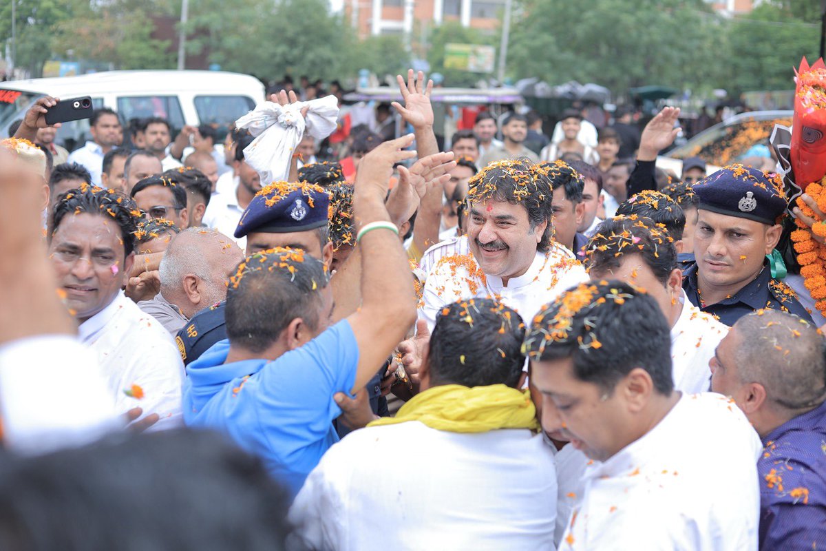 bishnoikuldeep's tweet photo. 1. “कहते हैं कि राजनीति में स्थायी दोस्त नहीं होते। मैं कहता हूँ, एक बार मेरे कार्यकर्ताओं से मिलिए।”

पूरे हिंदुस्तान में शायद ही कोई ऐसा नेता होगा, जिसके साथ सत्ता से तीन दशक दूर रहने के बाद भी उसके कार्यकर्ता उसी जोश, उसी निष्ठा, उसी आत्मीयता और उसी विश्वास के साथ कंधे से कंधा मिलाकर खड़े रहे हों।

आज पानीपत के ऐतिहासिक स्नेह मिलन एवं जलपान कार्यक्रम में उमड़ा जनसैलाब इस बात का प्रमाण है कि सच्चे रिश्ते सत्ता से नहीं, विश्वास से बनते हैं। यह केवल एक सफल कार्यक्रम नहीं था, बल्कि वर्षों के संघर्ष, समर्पण, आत्मीयता और अटूट विश्वास का भव्य उत्सव था।

आज इस अभूतपूर्व सफलता को देखकर मन बार-बार एक ही ओर जाता है—स्वर्गीय युगपुरुष चौधरी भजनलाल जी की ओर। मैं अत्यंत भावुक मन से यह कहना चाहता हूँ कि उन्हें हमारे बीच से विदा हुए वर्षों बीत गए, लेकिन उनका आशीर्वाद, उनका स्नेह और उनके प्रति जनता का प्रेम आज भी पहले जैसा ही जीवंत है।

हरियाणा हो, राजस्थान हो, पंजाब हो या देश का कोई भी कोना—जहाँ भी चौधरी साहब का नाम लिया जाता है, वहाँ आज भी लोगों की आँखों में सम्मान, चेहरे पर अपनापन और दिल में प्रेम दिखाई देता है। यह किसी पद या सत्ता से अर्जित सम्मान नहीं था, बल्कि जीवनभर की जनसेवा, सादगी, अपनत्व और लोगों के सुख-दुख में साथ खड़े रहने की कमाई थी। ऐसे रिश्ते समय के साथ कमज़ोर नहीं होते, बल्कि और अधिक गहरे होते जाते हैं। सचमुच, इस प्रेम और विश्वास को दुनिया की कोई ताकत कभी तोड़ नहीं सकती। आज के इस स्नेह मिलन की सफलता में मैं उनका आशीर्वाद स्पष्ट रूप से अनुभव कर रहा हूँ।

मेरे कार्यकर्ता ही मेरी सबसे बड़ी ताकत हैं, मेरी सबसे बड़ी पूँजी हैं और मेरी सबसे बड़ी पहचान हैं। आप सभी के प्रेम, समर्पण और विश्वास को मैं जीवनभर का ऋण मानता हूँ।

मेरा संकल्प है कि समय आने पर मैं अपने प्रत्येक कार्यकर्ता के विश्वास, त्याग और समर्पण का ऋण उतारने का हर संभव प्रयास करूँगा। आपका विश्वास ही मुझे हर चुनौती से लड़ने का साहस देता है।
मेरा और आपका रिश्ता किसी राजनीतिक दल, पद या सत्ता का नहीं, बल्कि विश्वास, आत्मीयता और परिवार का रिश्ता है।

आप मेरे कार्यकर्ता नहीं, मेरे परिवार हैं। और परिवार कभी परिस्थितियों से नहीं बदलता। यही परिवार मेरी सबसे बड़ी शक्ति है, मेरी सबसे बड़ी पूँजी है और मेरे जीवन का सबसे बड़ा सम्मान है।

एक बार पुनः आज के इस ऐतिहासिक एवं अभूतपूर्व रूप से सफल स्नेह मिलन एवं जलपान कार्यक्रम की सफलता के लिए मैं पानीपत के अपने प्रत्येक आत्मिक पारिवारिक साथियों को दिल की गहराइयों से हार्दिक बधाई और साधुवाद देता हूँ।

आप सबने केवल एक कार्यक्रम को सफल नहीं बनाया, बल्कि यह सिद्ध कर दिया कि विश्वास, प्रेम और परिवार का रिश्ता समय और परिस्थितियों से कहीं अधिक मजबूत होता है।

आप सभी को मेरा हृदय से प्रणाम। 🙏