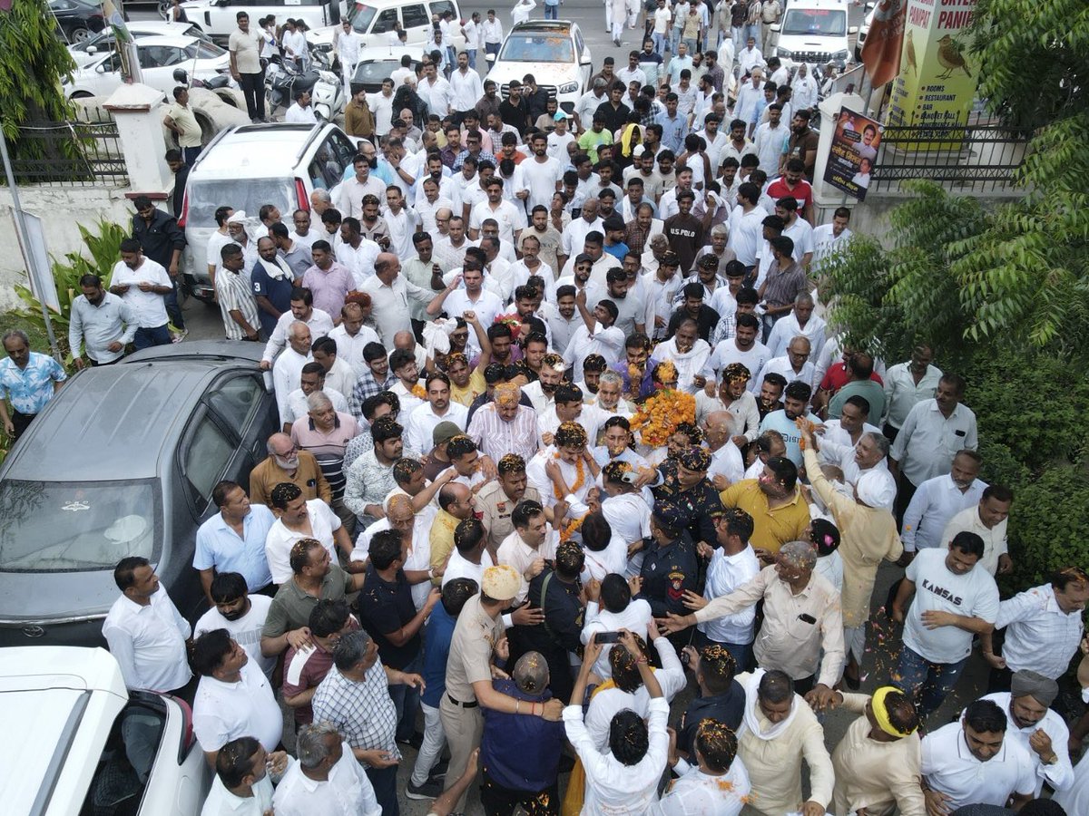 bishnoikuldeep's tweet photo. 1. “कहते हैं कि राजनीति में स्थायी दोस्त नहीं होते। मैं कहता हूँ, एक बार मेरे कार्यकर्ताओं से मिलिए।”

पूरे हिंदुस्तान में शायद ही कोई ऐसा नेता होगा, जिसके साथ सत्ता से तीन दशक दूर रहने के बाद भी उसके कार्यकर्ता उसी जोश, उसी निष्ठा, उसी आत्मीयता और उसी विश्वास के साथ कंधे से कंधा मिलाकर खड़े रहे हों।

आज पानीपत के ऐतिहासिक स्नेह मिलन एवं जलपान कार्यक्रम में उमड़ा जनसैलाब इस बात का प्रमाण है कि सच्चे रिश्ते सत्ता से नहीं, विश्वास से बनते हैं। यह केवल एक सफल कार्यक्रम नहीं था, बल्कि वर्षों के संघर्ष, समर्पण, आत्मीयता और अटूट विश्वास का भव्य उत्सव था।

आज इस अभूतपूर्व सफलता को देखकर मन बार-बार एक ही ओर जाता है—स्वर्गीय युगपुरुष चौधरी भजनलाल जी की ओर। मैं अत्यंत भावुक मन से यह कहना चाहता हूँ कि उन्हें हमारे बीच से विदा हुए वर्षों बीत गए, लेकिन उनका आशीर्वाद, उनका स्नेह और उनके प्रति जनता का प्रेम आज भी पहले जैसा ही जीवंत है।

हरियाणा हो, राजस्थान हो, पंजाब हो या देश का कोई भी कोना—जहाँ भी चौधरी साहब का नाम लिया जाता है, वहाँ आज भी लोगों की आँखों में सम्मान, चेहरे पर अपनापन और दिल में प्रेम दिखाई देता है। यह किसी पद या सत्ता से अर्जित सम्मान नहीं था, बल्कि जीवनभर की जनसेवा, सादगी, अपनत्व और लोगों के सुख-दुख में साथ खड़े रहने की कमाई थी। ऐसे रिश्ते समय के साथ कमज़ोर नहीं होते, बल्कि और अधिक गहरे होते जाते हैं। सचमुच, इस प्रेम और विश्वास को दुनिया की कोई ताकत कभी तोड़ नहीं सकती। आज के इस स्नेह मिलन की सफलता में मैं उनका आशीर्वाद स्पष्ट रूप से अनुभव कर रहा हूँ।

मेरे कार्यकर्ता ही मेरी सबसे बड़ी ताकत हैं, मेरी सबसे बड़ी पूँजी हैं और मेरी सबसे बड़ी पहचान हैं। आप सभी के प्रेम, समर्पण और विश्वास को मैं जीवनभर का ऋण मानता हूँ।

मेरा संकल्प है कि समय आने पर मैं अपने प्रत्येक कार्यकर्ता के विश्वास, त्याग और समर्पण का ऋण उतारने का हर संभव प्रयास करूँगा। आपका विश्वास ही मुझे हर चुनौती से लड़ने का साहस देता है।
मेरा और आपका रिश्ता किसी राजनीतिक दल, पद या सत्ता का नहीं, बल्कि विश्वास, आत्मीयता और परिवार का रिश्ता है।

आप मेरे कार्यकर्ता नहीं, मेरे परिवार हैं। और परिवार कभी परिस्थितियों से नहीं बदलता। यही परिवार मेरी सबसे बड़ी शक्ति है, मेरी सबसे बड़ी पूँजी है और मेरे जीवन का सबसे बड़ा सम्मान है।

एक बार पुनः आज के इस ऐतिहासिक एवं अभूतपूर्व रूप से सफल स्नेह मिलन एवं जलपान कार्यक्रम की सफलता के लिए मैं पानीपत के अपने प्रत्येक आत्मिक पारिवारिक साथियों को दिल की गहराइयों से हार्दिक बधाई और साधुवाद देता हूँ।

आप सबने केवल एक कार्यक्रम को सफल नहीं बनाया, बल्कि यह सिद्ध कर दिया कि विश्वास, प्रेम और परिवार का रिश्ता समय और परिस्थितियों से कहीं अधिक मजबूत होता है।

आप सभी को मेरा हृदय से प्रणाम। 🙏