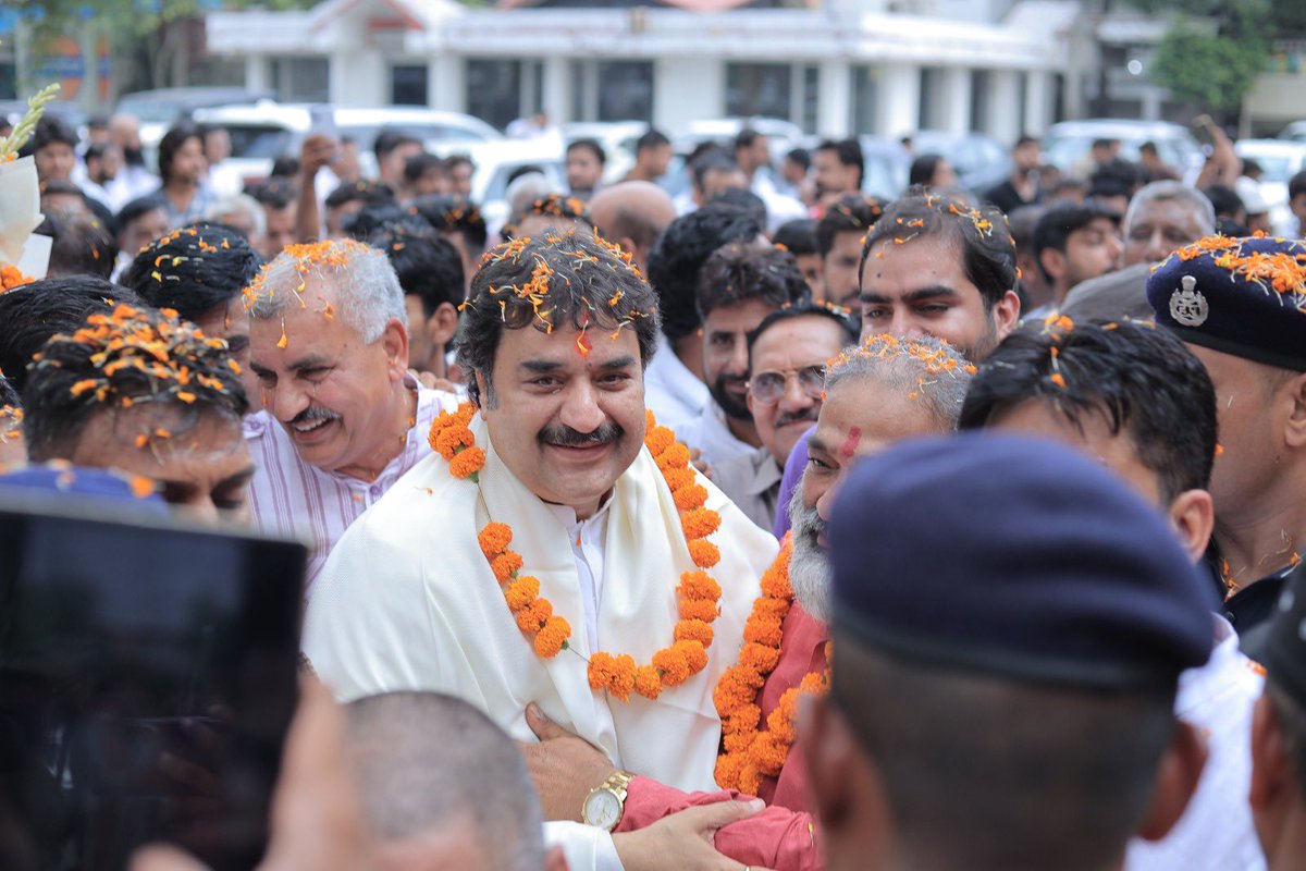 bishnoikuldeep's tweet photo. 1. “कहते हैं कि राजनीति में स्थायी दोस्त नहीं होते। मैं कहता हूँ, एक बार मेरे कार्यकर्ताओं से मिलिए।”

पूरे हिंदुस्तान में शायद ही कोई ऐसा नेता होगा, जिसके साथ सत्ता से तीन दशक दूर रहने के बाद भी उसके कार्यकर्ता उसी जोश, उसी निष्ठा, उसी आत्मीयता और उसी विश्वास के साथ कंधे से कंधा मिलाकर खड़े रहे हों।

आज पानीपत के ऐतिहासिक स्नेह मिलन एवं जलपान कार्यक्रम में उमड़ा जनसैलाब इस बात का प्रमाण है कि सच्चे रिश्ते सत्ता से नहीं, विश्वास से बनते हैं। यह केवल एक सफल कार्यक्रम नहीं था, बल्कि वर्षों के संघर्ष, समर्पण, आत्मीयता और अटूट विश्वास का भव्य उत्सव था।

आज इस अभूतपूर्व सफलता को देखकर मन बार-बार एक ही ओर जाता है—स्वर्गीय युगपुरुष चौधरी भजनलाल जी की ओर। मैं अत्यंत भावुक मन से यह कहना चाहता हूँ कि उन्हें हमारे बीच से विदा हुए वर्षों बीत गए, लेकिन उनका आशीर्वाद, उनका स्नेह और उनके प्रति जनता का प्रेम आज भी पहले जैसा ही जीवंत है।

हरियाणा हो, राजस्थान हो, पंजाब हो या देश का कोई भी कोना—जहाँ भी चौधरी साहब का नाम लिया जाता है, वहाँ आज भी लोगों की आँखों में सम्मान, चेहरे पर अपनापन और दिल में प्रेम दिखाई देता है। यह किसी पद या सत्ता से अर्जित सम्मान नहीं था, बल्कि जीवनभर की जनसेवा, सादगी, अपनत्व और लोगों के सुख-दुख में साथ खड़े रहने की कमाई थी। ऐसे रिश्ते समय के साथ कमज़ोर नहीं होते, बल्कि और अधिक गहरे होते जाते हैं। सचमुच, इस प्रेम और विश्वास को दुनिया की कोई ताकत कभी तोड़ नहीं सकती। आज के इस स्नेह मिलन की सफलता में मैं उनका आशीर्वाद स्पष्ट रूप से अनुभव कर रहा हूँ।

मेरे कार्यकर्ता ही मेरी सबसे बड़ी ताकत हैं, मेरी सबसे बड़ी पूँजी हैं और मेरी सबसे बड़ी पहचान हैं। आप सभी के प्रेम, समर्पण और विश्वास को मैं जीवनभर का ऋण मानता हूँ।

मेरा संकल्प है कि समय आने पर मैं अपने प्रत्येक कार्यकर्ता के विश्वास, त्याग और समर्पण का ऋण उतारने का हर संभव प्रयास करूँगा। आपका विश्वास ही मुझे हर चुनौती से लड़ने का साहस देता है।
मेरा और आपका रिश्ता किसी राजनीतिक दल, पद या सत्ता का नहीं, बल्कि विश्वास, आत्मीयता और परिवार का रिश्ता है।

आप मेरे कार्यकर्ता नहीं, मेरे परिवार हैं। और परिवार कभी परिस्थितियों से नहीं बदलता। यही परिवार मेरी सबसे बड़ी शक्ति है, मेरी सबसे बड़ी पूँजी है और मेरे जीवन का सबसे बड़ा सम्मान है।

एक बार पुनः आज के इस ऐतिहासिक एवं अभूतपूर्व रूप से सफल स्नेह मिलन एवं जलपान कार्यक्रम की सफलता के लिए मैं पानीपत के अपने प्रत्येक आत्मिक पारिवारिक साथियों को दिल की गहराइयों से हार्दिक बधाई और साधुवाद देता हूँ।

आप सबने केवल एक कार्यक्रम को सफल नहीं बनाया, बल्कि यह सिद्ध कर दिया कि विश्वास, प्रेम और परिवार का रिश्ता समय और परिस्थितियों से कहीं अधिक मजबूत होता है।

आप सभी को मेरा हृदय से प्रणाम। 🙏