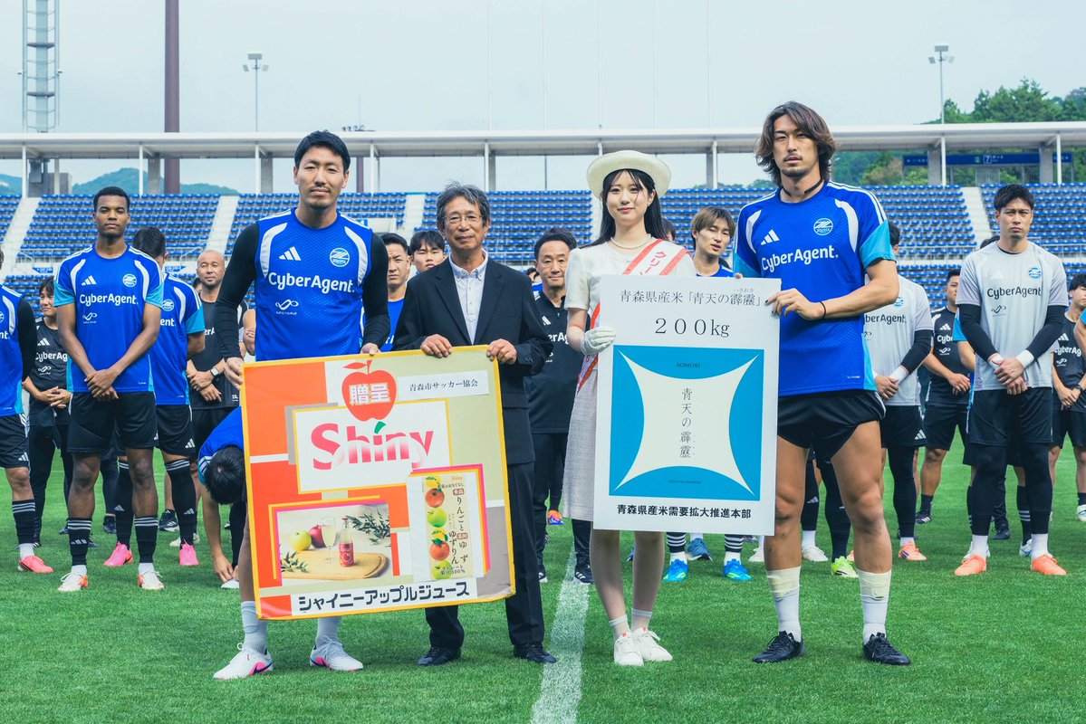 FcMachidaZelvia's tweet photo. 青森の皆さまに歓迎セレモニーを実施していただきました！✨

100人を超えるサポーターの皆さまにもお集まりいただき、温かい歓迎をありがとうございました🙌🔷

#FC町田ゼルビア #zelvia https://t.co/om1XdKzWDM
