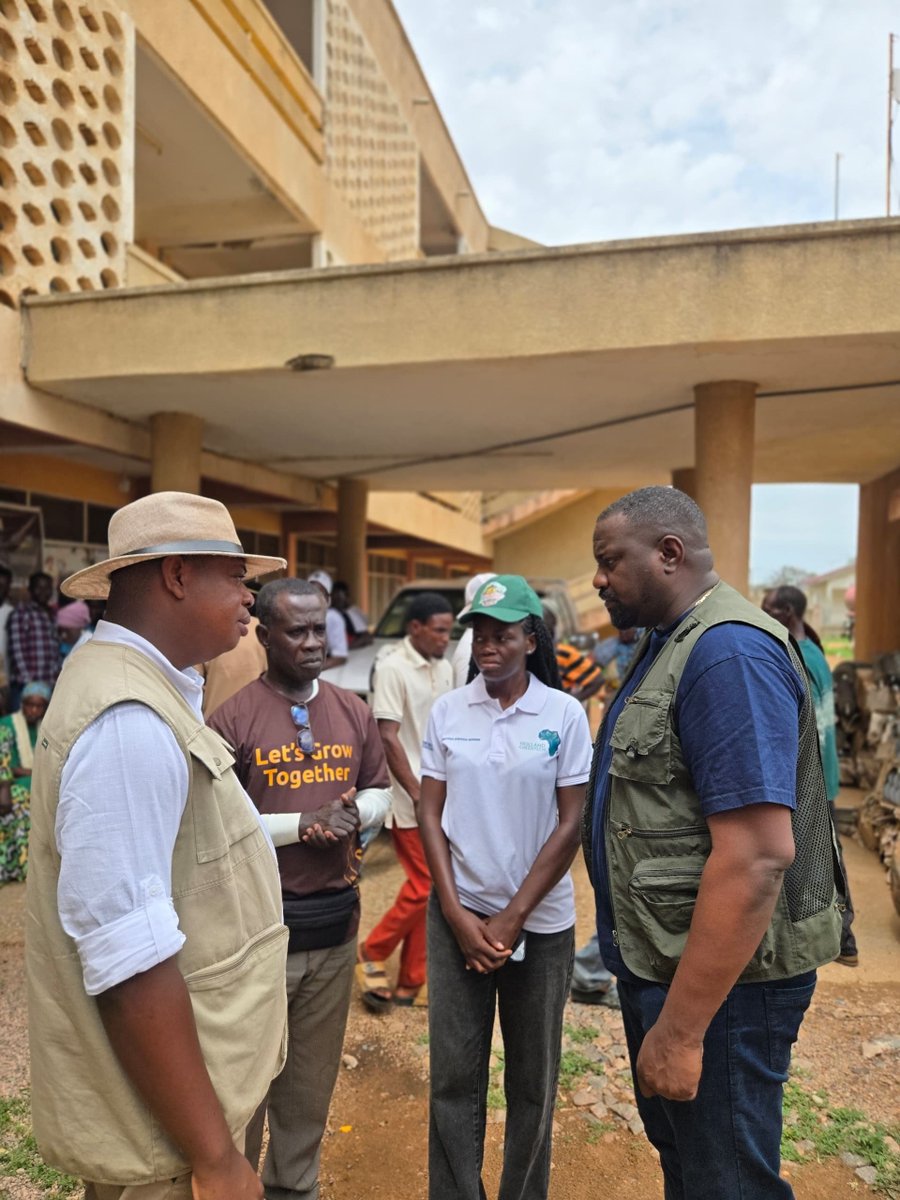 johndumelo's tweet photo. Yesterday, i drove from Accra to Zebilla in the Bawku West District to interact with tomato farmers who are getting ready for this years dry season tomato farming. I met up with folks from FarmMate Africa who are also fully commited to this course. I assured the farmers of government's support for this year's dry season farming and also marketing of their produce after harvest. #idey4u