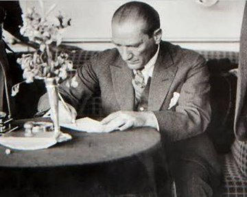 TurkcuPaylasim's tweet photo. Başbuğ Atatürk'ün, Selahattin Eyyubi'den “kürt” diye söz edilen bir kitaba “yanlış” diyerek not düştüğü ortaya çıktı. https://t.co/kVGFdF5zCe