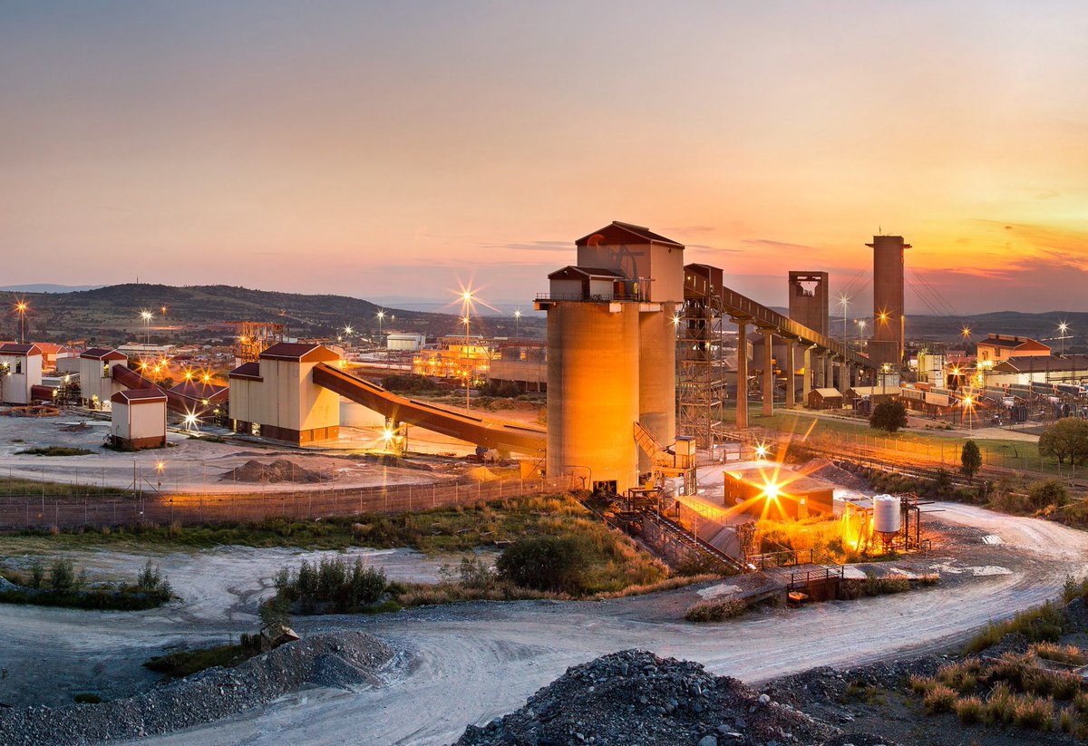 ReportCardHQ's tweet photo. The Mponeng Gold Mine in South Africa is so massive it has over 380km of tunnels, 

Which is longer than the entire New York City Subway route system 🤯 https://t.co/TrrCL46fyO