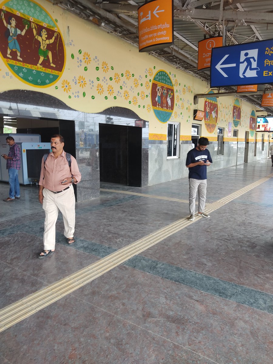 imaandhaar's tweet photo. Bcas of the railway officers negligence  passengers unable to use #railone app to book tickets. Why there is no station #QR code available in #kazipet station premises?

@PMOIndia @AshwiniVaishnaw @SCRailwayIndia @RailMinIndia
#Kazipet #scrrailway #QRcode #Hyderabad #Warangal https://t.co/WeymYzmlL1