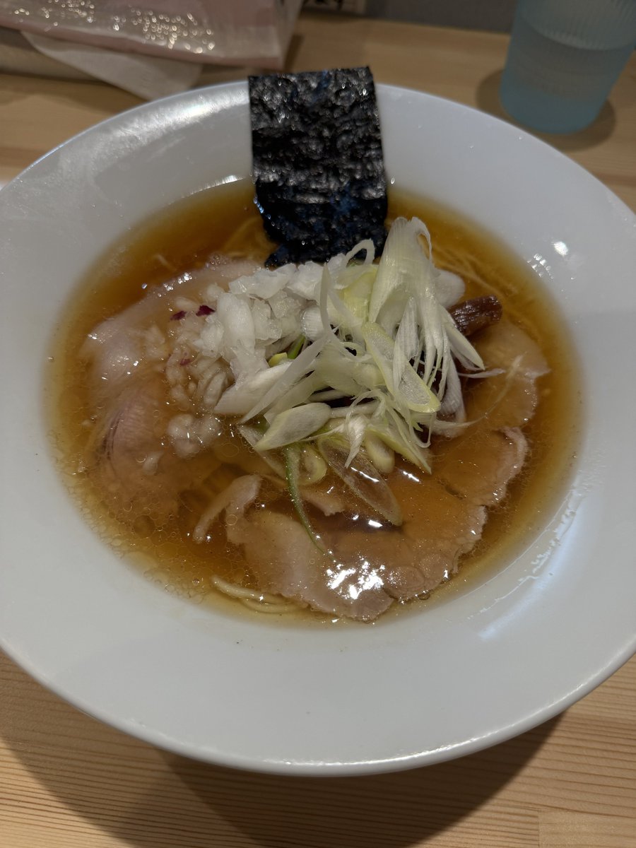 2liter_2liter's tweet photo. らぁ麺本気人@土気 7/4夜
醤油そバ、チャーシュー丼、餃子5個
一口食べると口の中にスープと麺の香りがすごい！！美味しい！丼もいい！
遠いけどまた行きたい。塩と辛つけ麺。
友人と。
#ラーメン https://t.co/HxlnByChNR