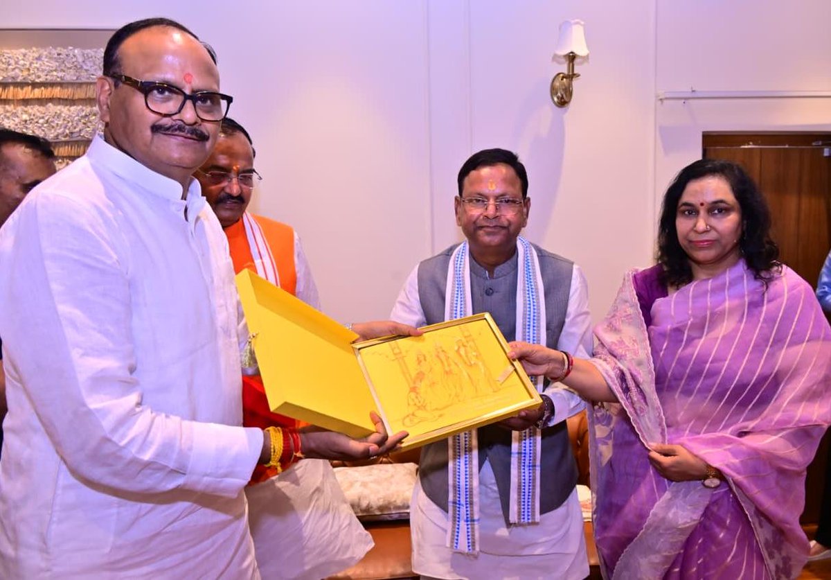 brajeshpathakup's tweet photo. आज आवास पर मा० प्रदेश अध्यक्ष, भाजपा, उत्तर प्रदेश एवं मा० केंद्रीय राज्यमंत्री, भारत सरकार श्री पंकज चौधरी जी का सपत्नीक आत्मीयतापूर्ण स्वागत करते हुए।

@mppchaudhary https://t.co/bOH6oorIrt