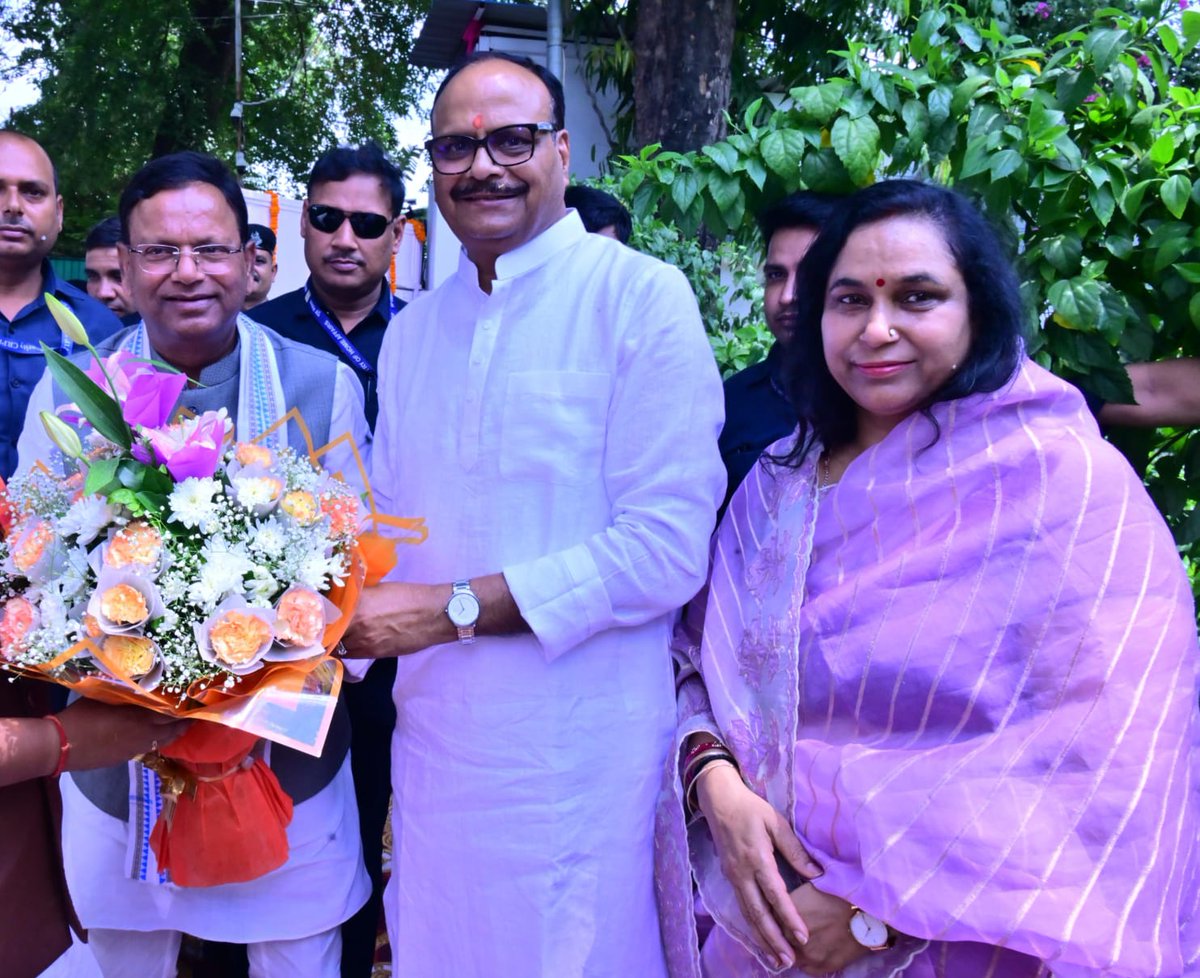 brajeshpathakup's tweet photo. आज आवास पर मा० प्रदेश अध्यक्ष, भाजपा, उत्तर प्रदेश एवं मा० केंद्रीय राज्यमंत्री, भारत सरकार श्री पंकज चौधरी जी का सपत्नीक आत्मीयतापूर्ण स्वागत करते हुए।

@mppchaudhary https://t.co/bOH6oorIrt