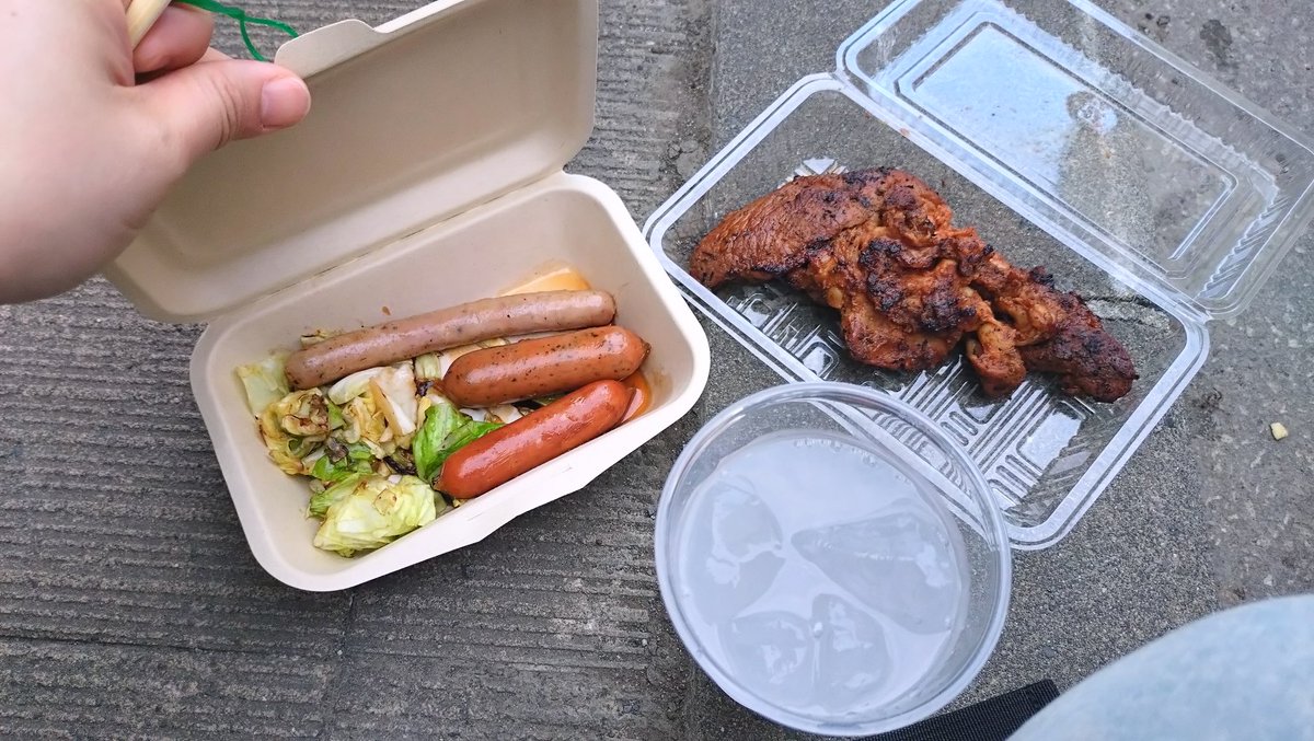 chicken__meat's tweet photo. お祭り(終了間際)やってたのでまだ開いてる屋台で購入。高くつくけど屋台飯と酒は祭りの醍醐味だよね https://t.co/SntMgjwksa