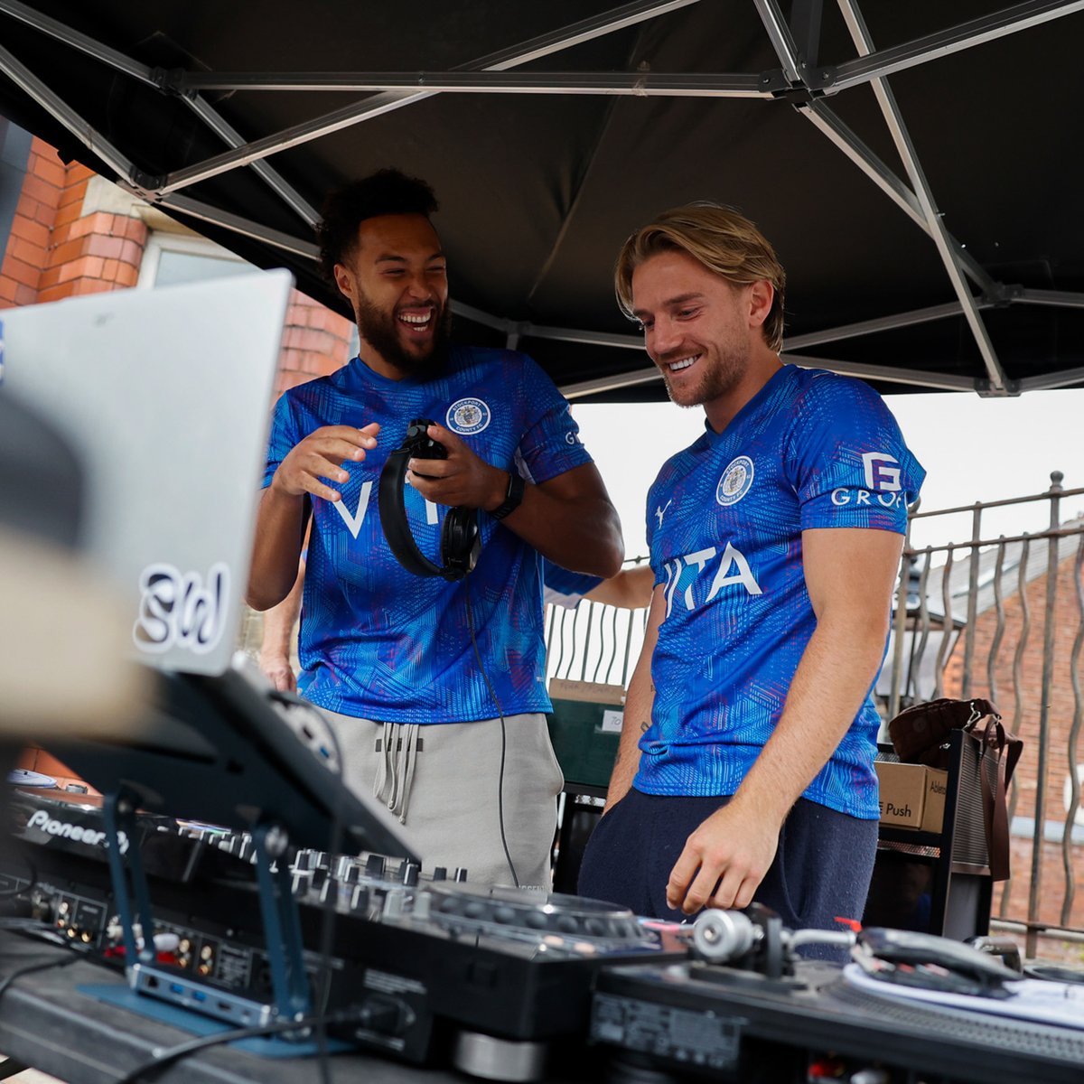 StockportCounty's tweet photo. From bars to breweries, independent businesses to familiar faces...

Kyle Wootton and Ryan Glover took the new Home Kit around the places that make Stockport, Stockport. 💙

Made for home. Get yours today.