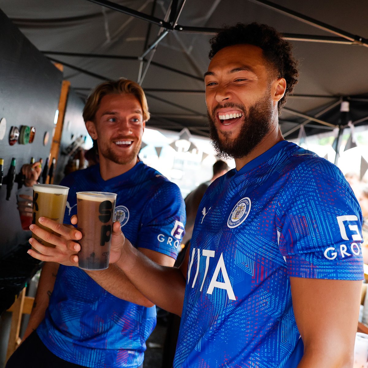 StockportCounty's tweet photo. From bars to breweries, independent businesses to familiar faces...

Kyle Wootton and Ryan Glover took the new Home Kit around the places that make Stockport, Stockport. 💙

Made for home. Get yours today.