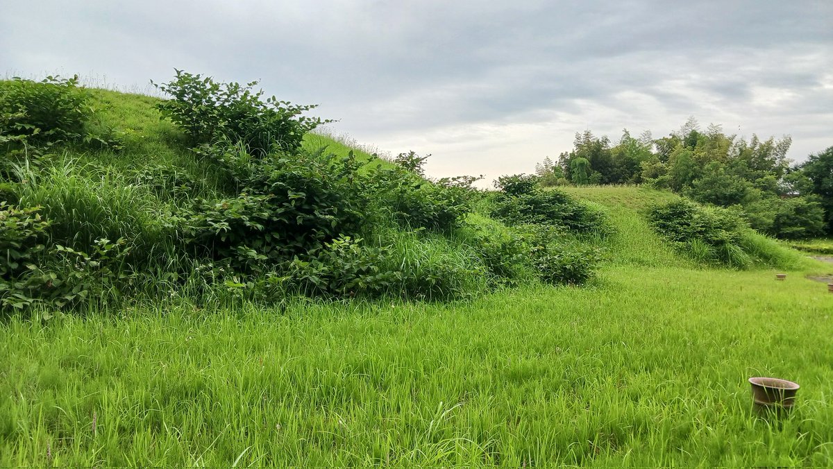 NuttsoLeicht's tweet photo. 若宮古墳
小矢部ふるさと歴史館の至近にある。全長50mほ前方後円墳で、造られたのは6世紀初頭と考えられている。出土品の一部は小矢部ふるさと歴史館で展示している。古墳の上からは周囲を一望できる。 https://t.co/KCgqceQIOU