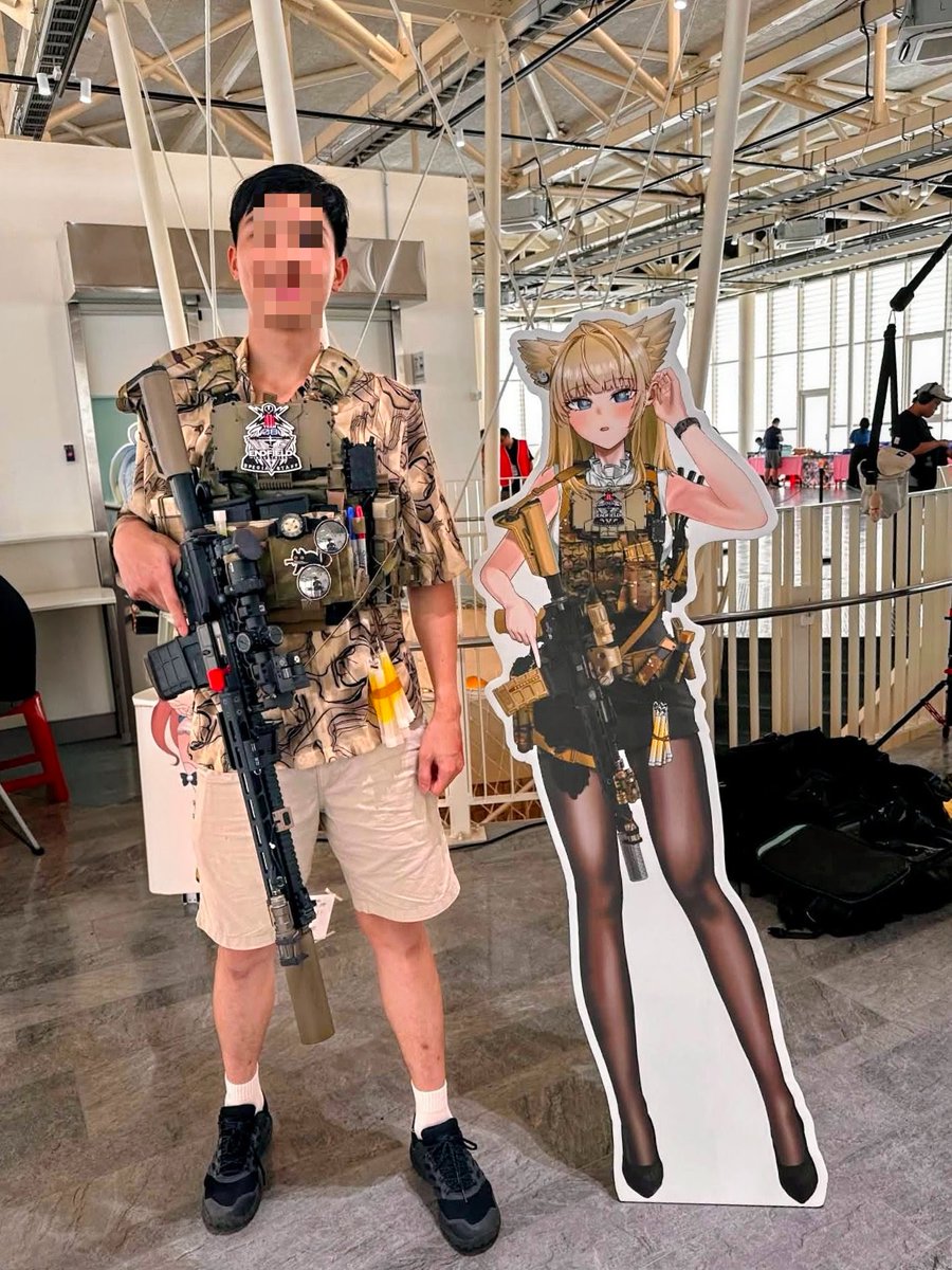 kuageo's tweet photo. I attended a military-themed doujinshi convention and prepared a life-sized standee of Pellika. Seeing the actual standee in person was absolutely stunning. https://t.co/5fp5imNtjS
