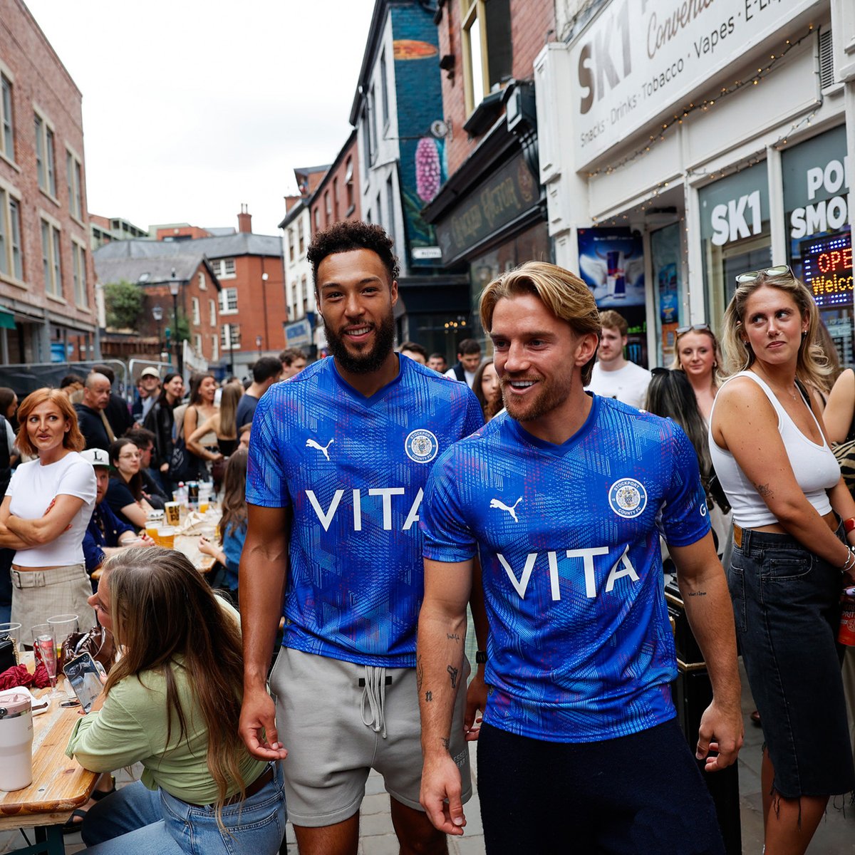 StockportCounty's tweet photo. From bars to breweries, independent businesses to familiar faces...

Kyle Wootton and Ryan Glover took the new Home Kit around the places that make Stockport, Stockport. 💙

Made for home. Get yours today.