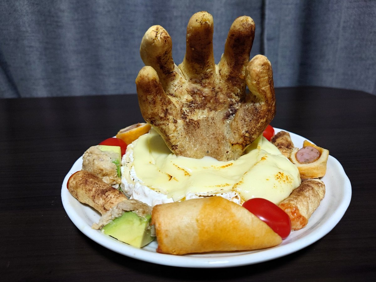 tyuutora0's tweet photo. DBD10周年イベントブラックバンケットの料理【焼きカマンベール】作ってみました✋️
手をクッキーにしたら割れちゃって丸めになっちゃいました🫠(笑)

#deadbydaylight #dbd #10周年 https://t.co/vrdcI3sjVc