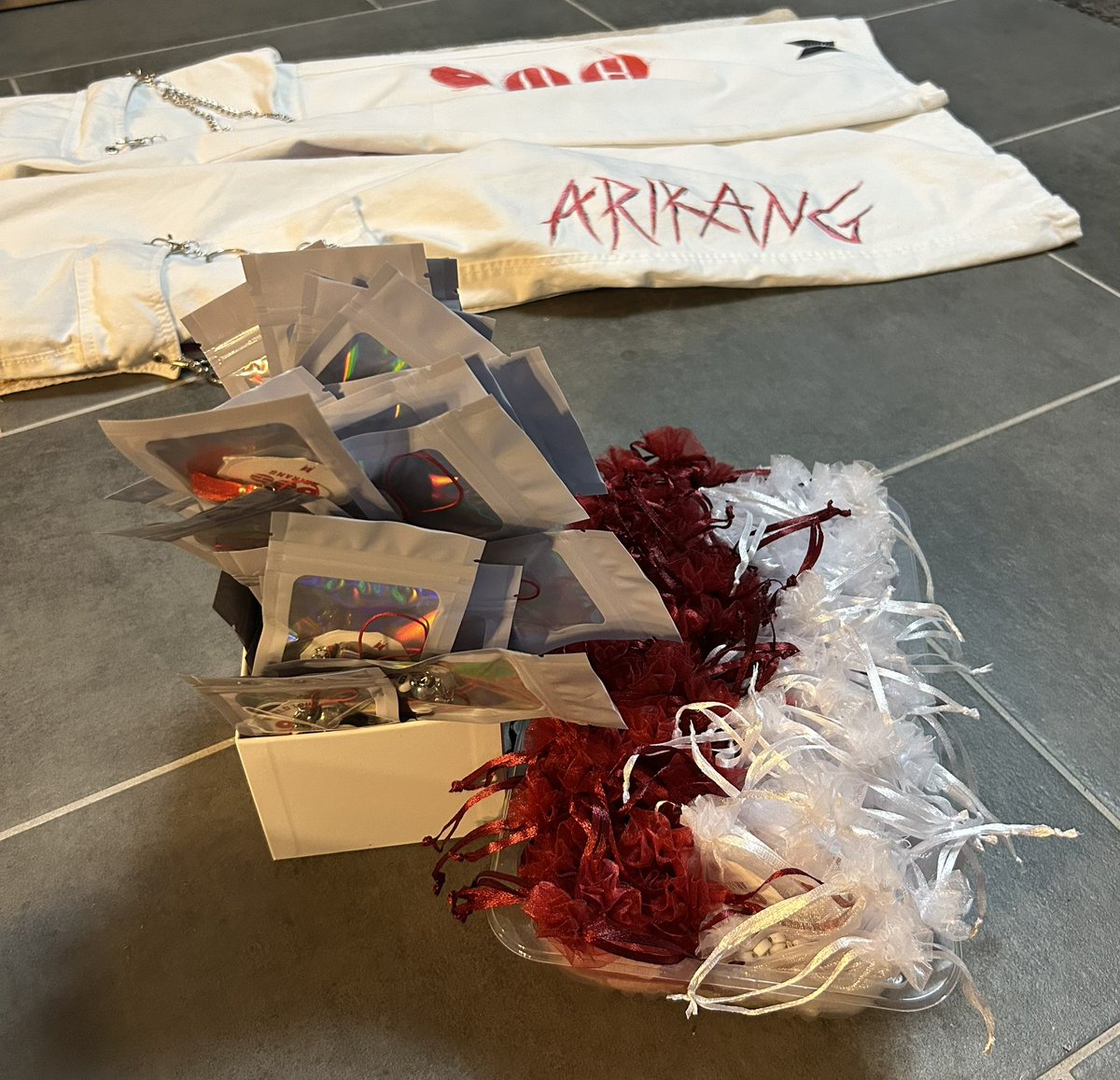 CalicoCat13_13's tweet photo. On my way to London! 🇬🇧 💜 ✈️

Got freebies and outfit ready! 

#ARIRANG